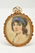 A YELLOW METAL HAND PAINTED PORTRAIT PENDANT, of an oval form, panel detailing a lady in profile