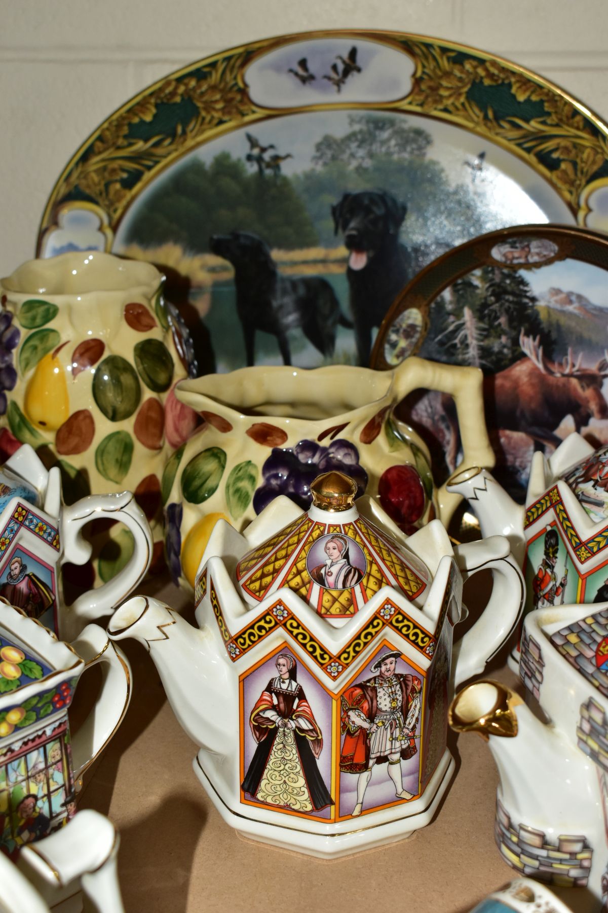 A GROUP OF CERAMICS, to include seven Sadler teapots featuring Bonny Prince Charlie, Robin Hood, A - Image 5 of 10