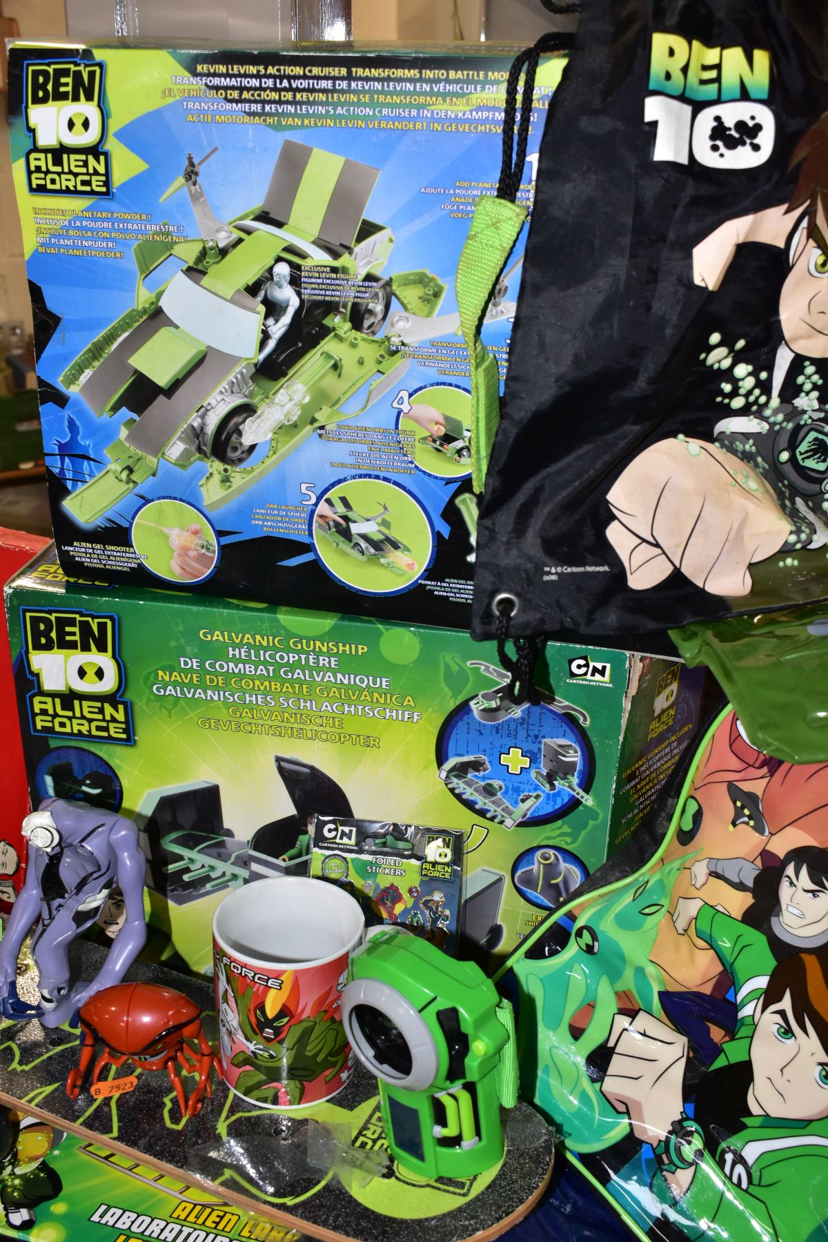 A COLLECTION OF BEN 10 ALIEN FORCE TOYS AND COLLECTABLES, to include boxed Bandai Kevin Levin's - Image 5 of 5