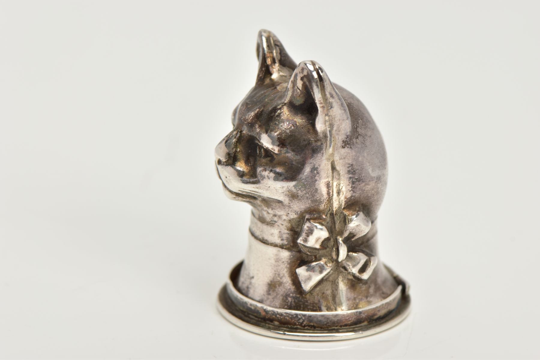 A SILVER CAT VESTA CASE, designed as a cat head with a ribbon round its neck, opens to the base with - Image 2 of 5
