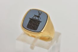 A MODERN 18CT GOLD HARD STONE SIGNET RING, the hardstone carved to depict a coat of arms with