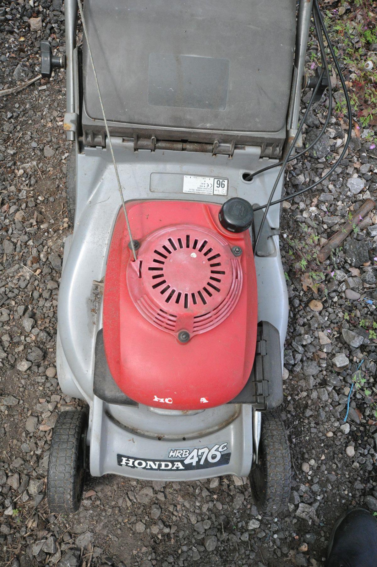 A HONDA HRB 476C PETROL LAWNMOWER with grass box (engine pulls freely but not fully tested) - Image 2 of 2