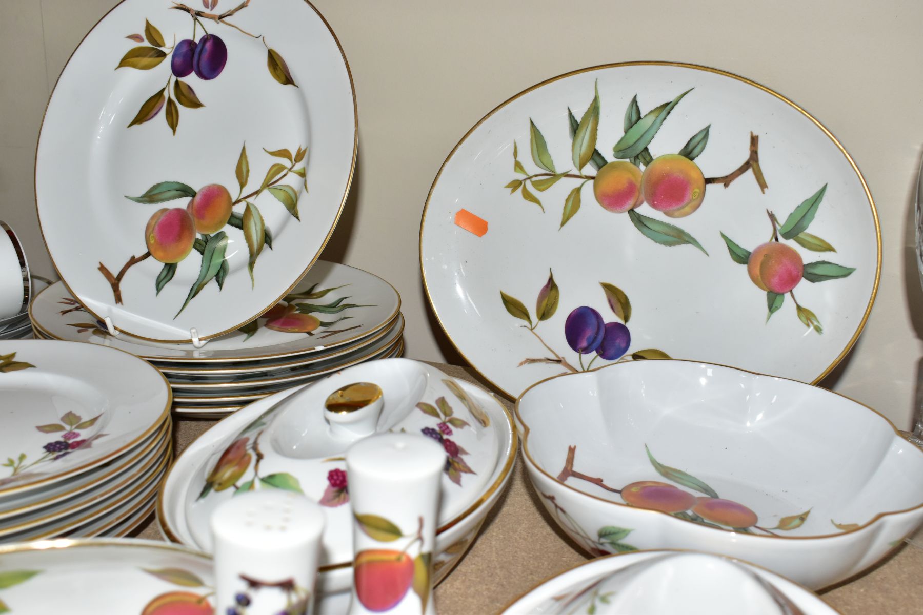 A TWENTY SEVEN PIECE ROYAL WORCESTER EVESHAM DINNER SERVICE, comprising two oval tureens, a - Image 4 of 7