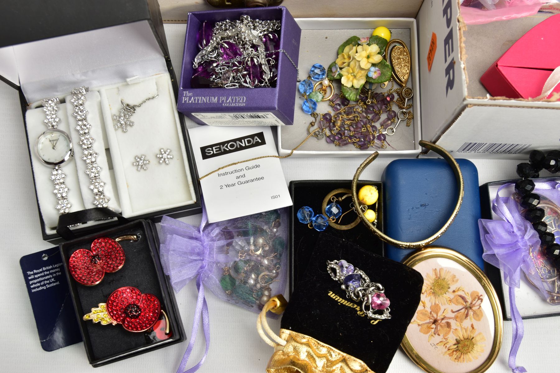 A BOX OF ASSORTED COSTUME JEWELLERY AND ITEMS, to include a small cream jewellery box with costume - Image 7 of 8