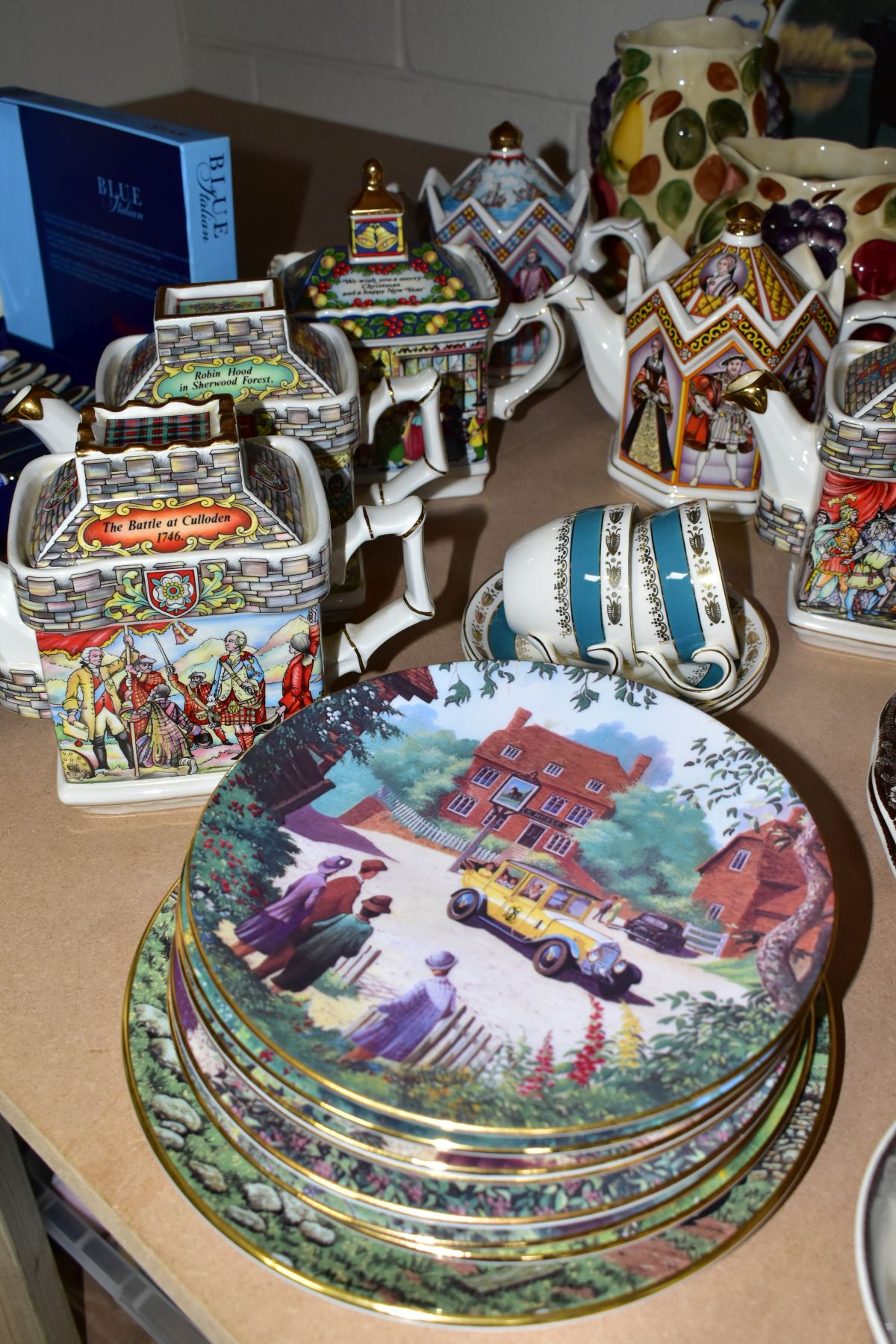 A GROUP OF CERAMICS, to include seven Sadler teapots featuring Bonny Prince Charlie, Robin Hood, A - Image 3 of 10