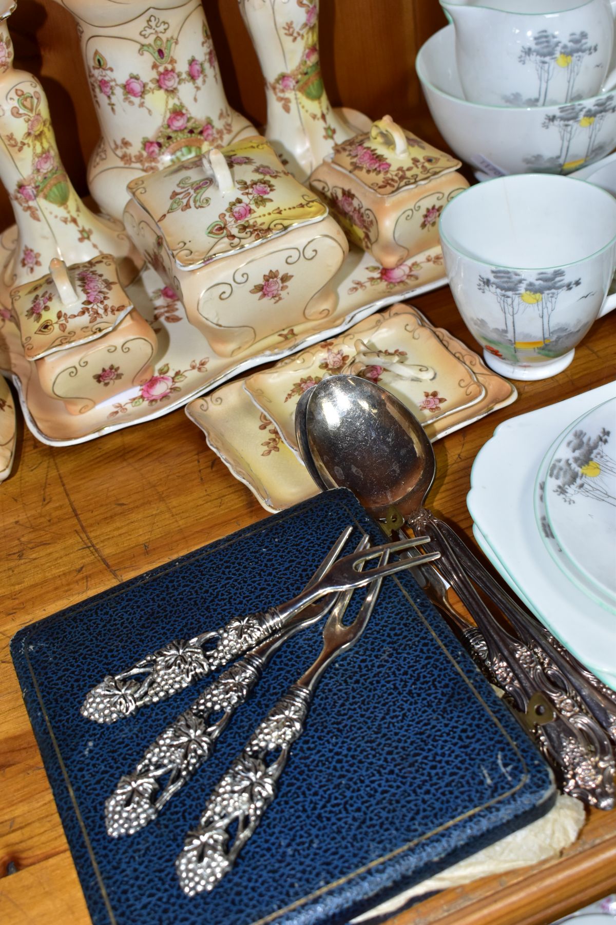 A TWENTY ONE PIECE SHELLEY CORNFIELD PART TEA SET, A CROWN DEVON DRESSING TABLE SET AND - Image 3 of 11