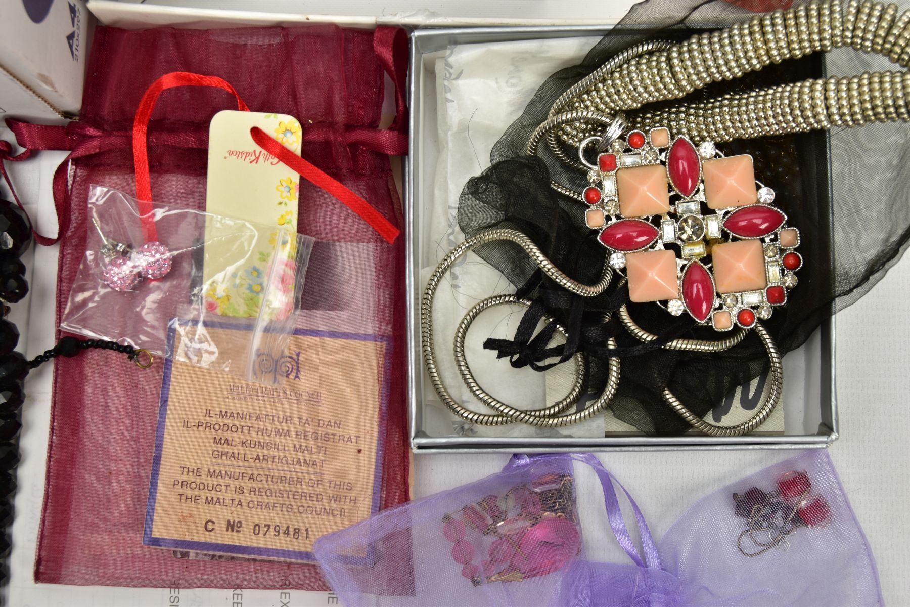 A BOX OF ASSORTED COSTUME JEWELLERY AND ITEMS, to include a small cream jewellery box with costume - Image 4 of 8