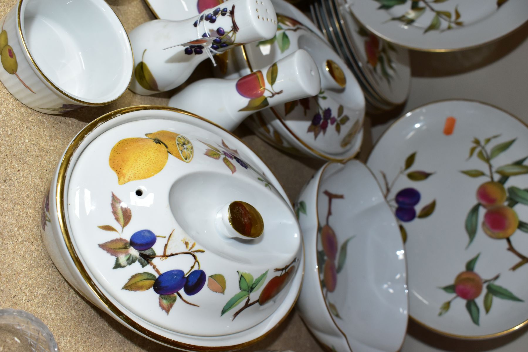 A TWENTY SEVEN PIECE ROYAL WORCESTER EVESHAM DINNER SERVICE, comprising two oval tureens, a - Image 2 of 7