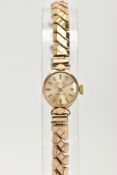 A 9CT GOLD LADIES WRISTWATCH, hand wound movement, champagne coloured round dial, signed 'Avia 17