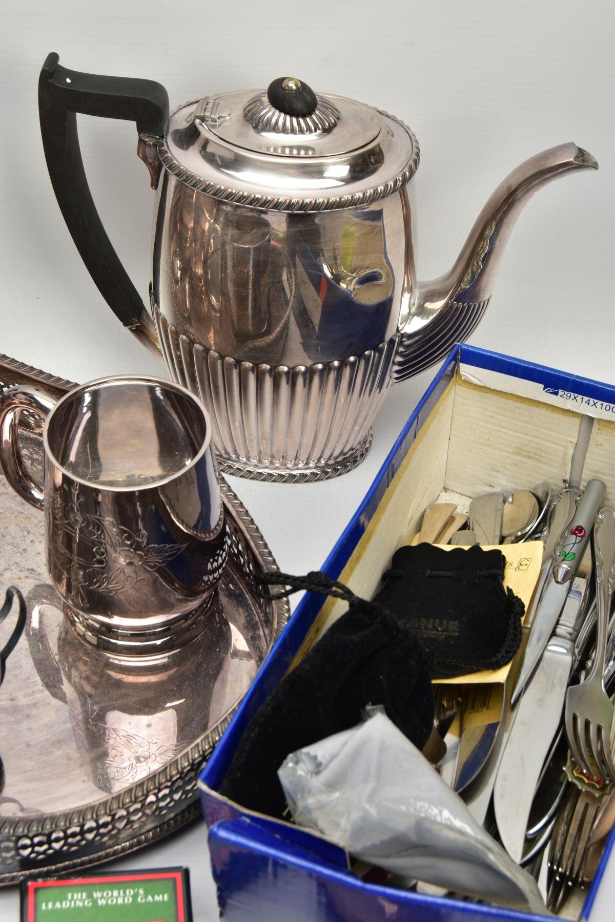 AN ASSORTMENT OF SILVER AND WHITE METAL ITEMS, to include a silver retractable toothpick, hallmarked - Bild 3 aus 8