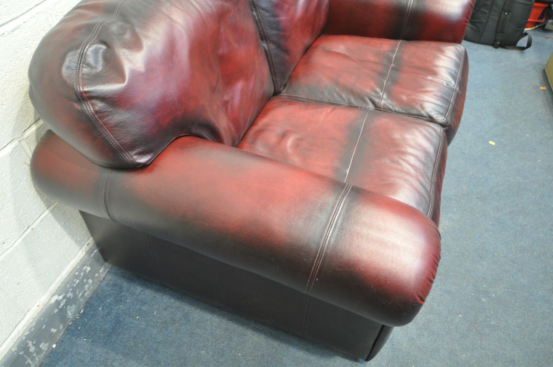 AN OXBLOOD LEATHER TWO SEATER SETTEE, length 152cm x depth 97cm x height 75cm - Image 4 of 4