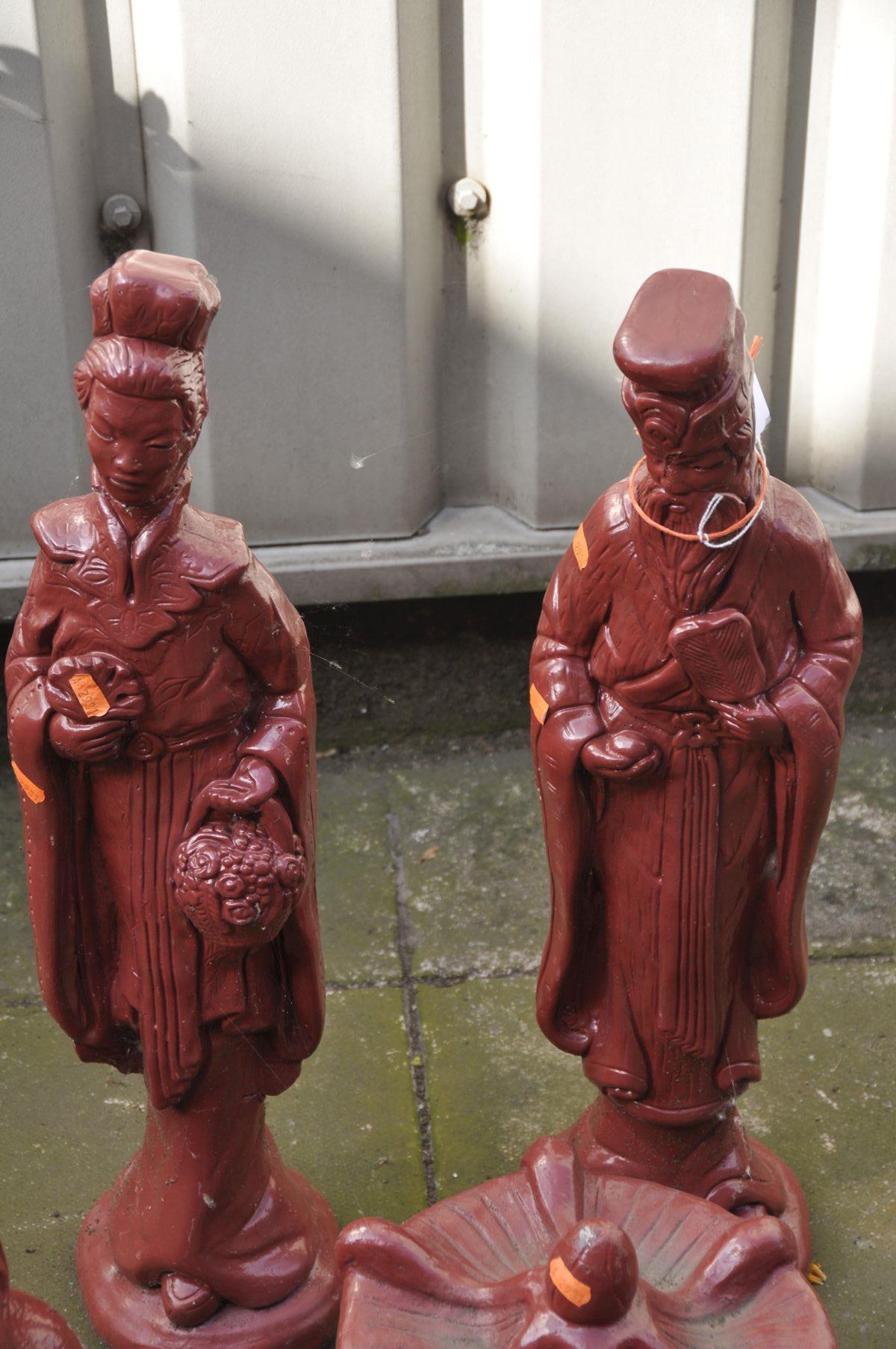 FOUR RED FINISH COMPOSITE JAPANESE FIGURES, to include a male and female standing figure (loose head - Bild 4 aus 4