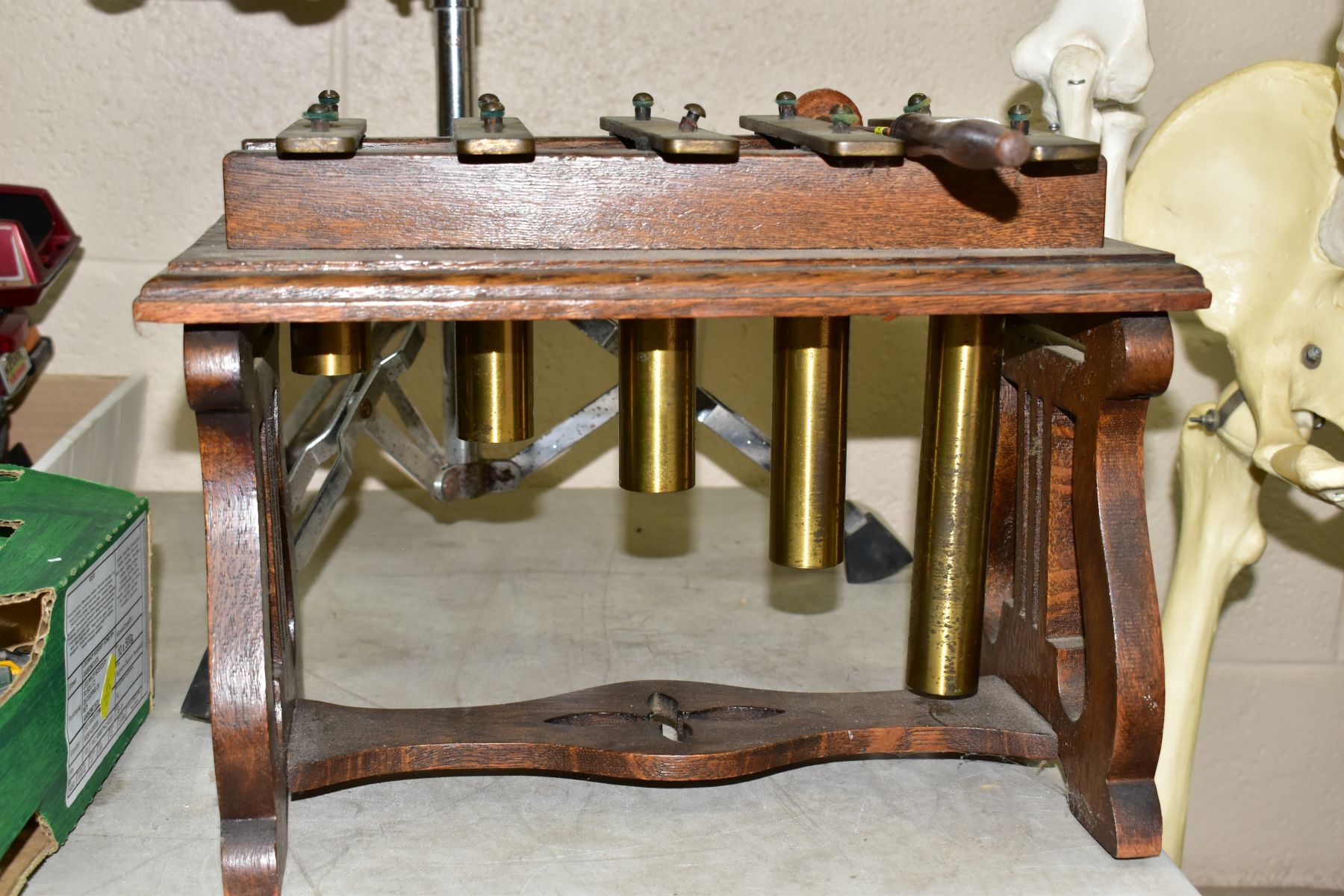 AN EARLY TWENTIETH CENTURY GLOCKENSPIEL, constructed in brass on a wooden frame with fretwork lyre - Bild 4 aus 4
