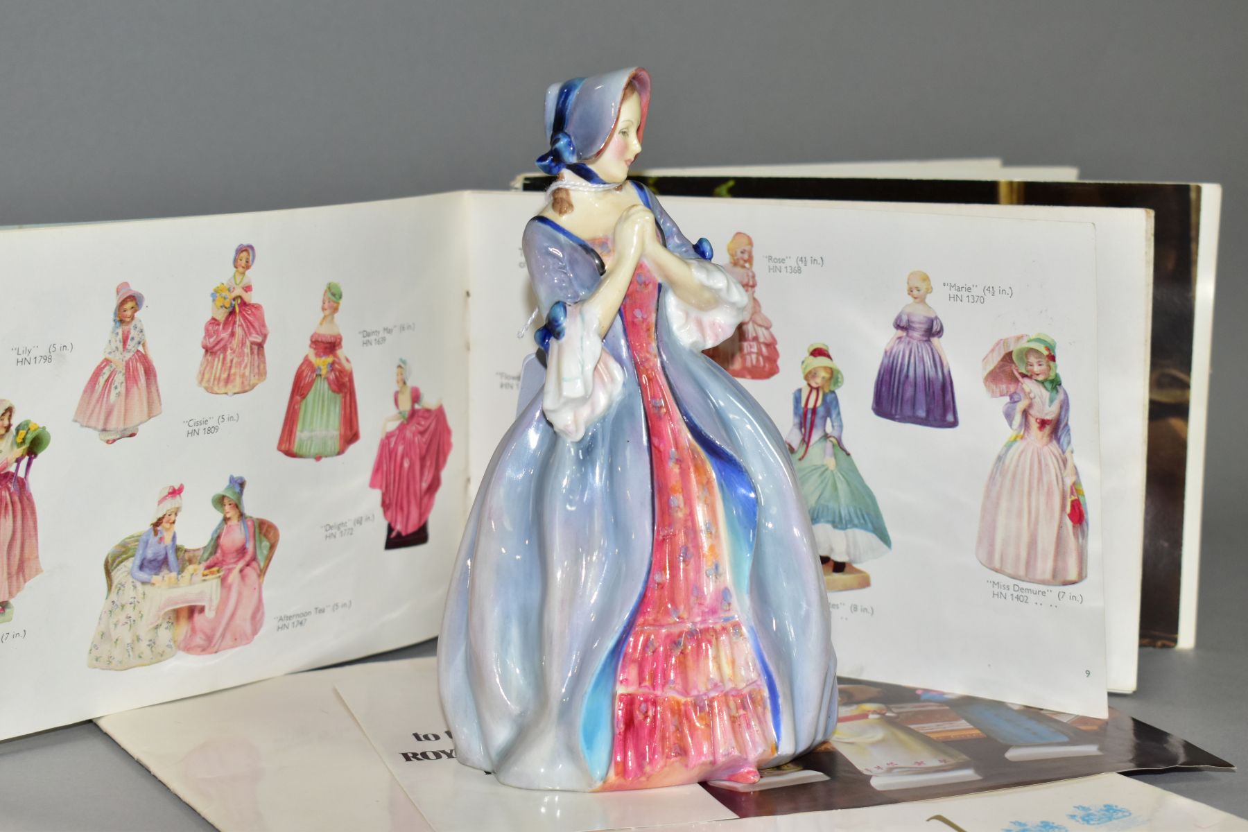 A ROYAL DOULTON FIGURINE AND CATALOGUES, to include Deidre HN 2020 figurine (good condition), - Bild 3 aus 5