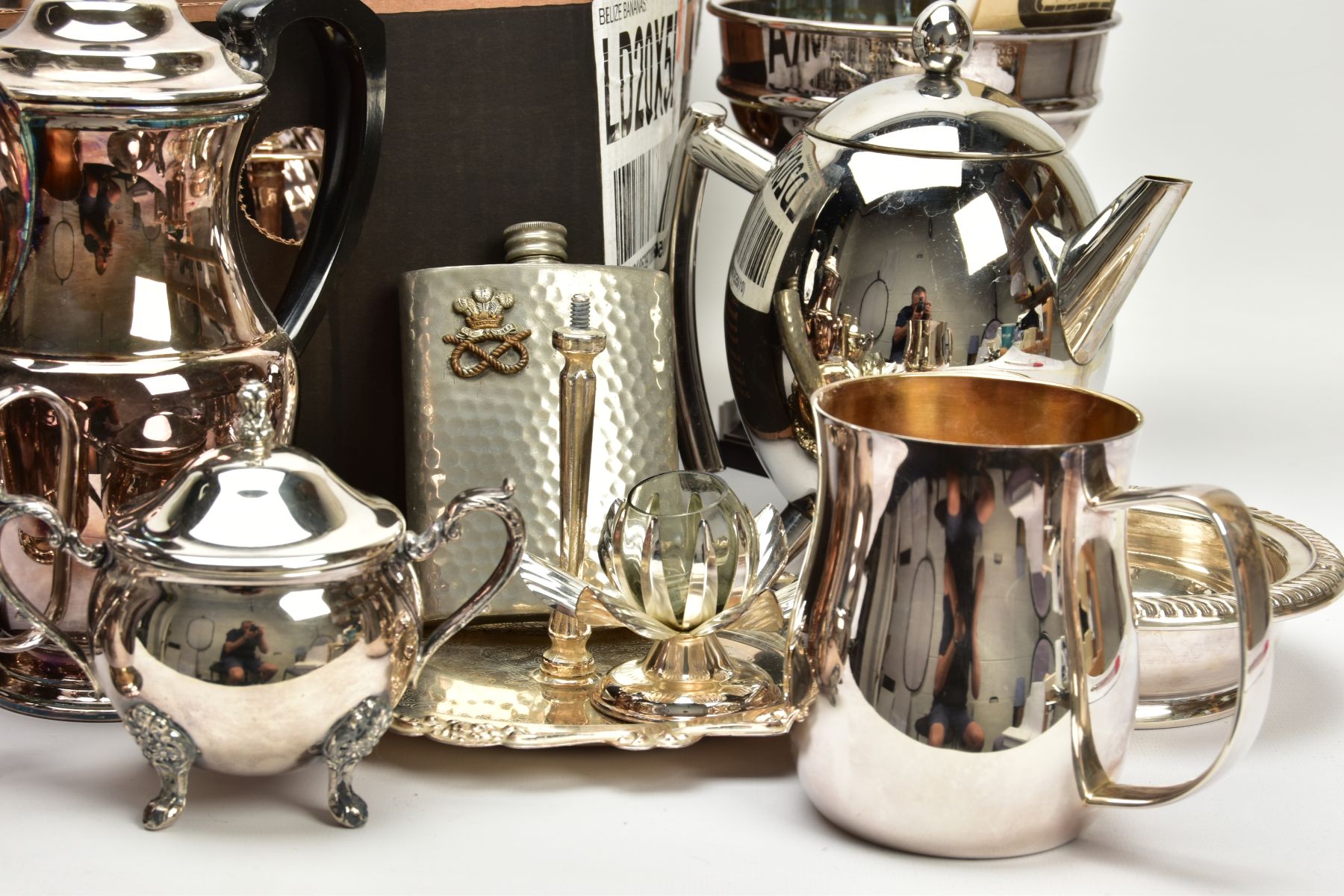 A BOX OF ASSORTED WHITE METAL ITEMS, to include a four piece 'Garrard & Co' tea set, a 'Mappin & - Bild 2 aus 11