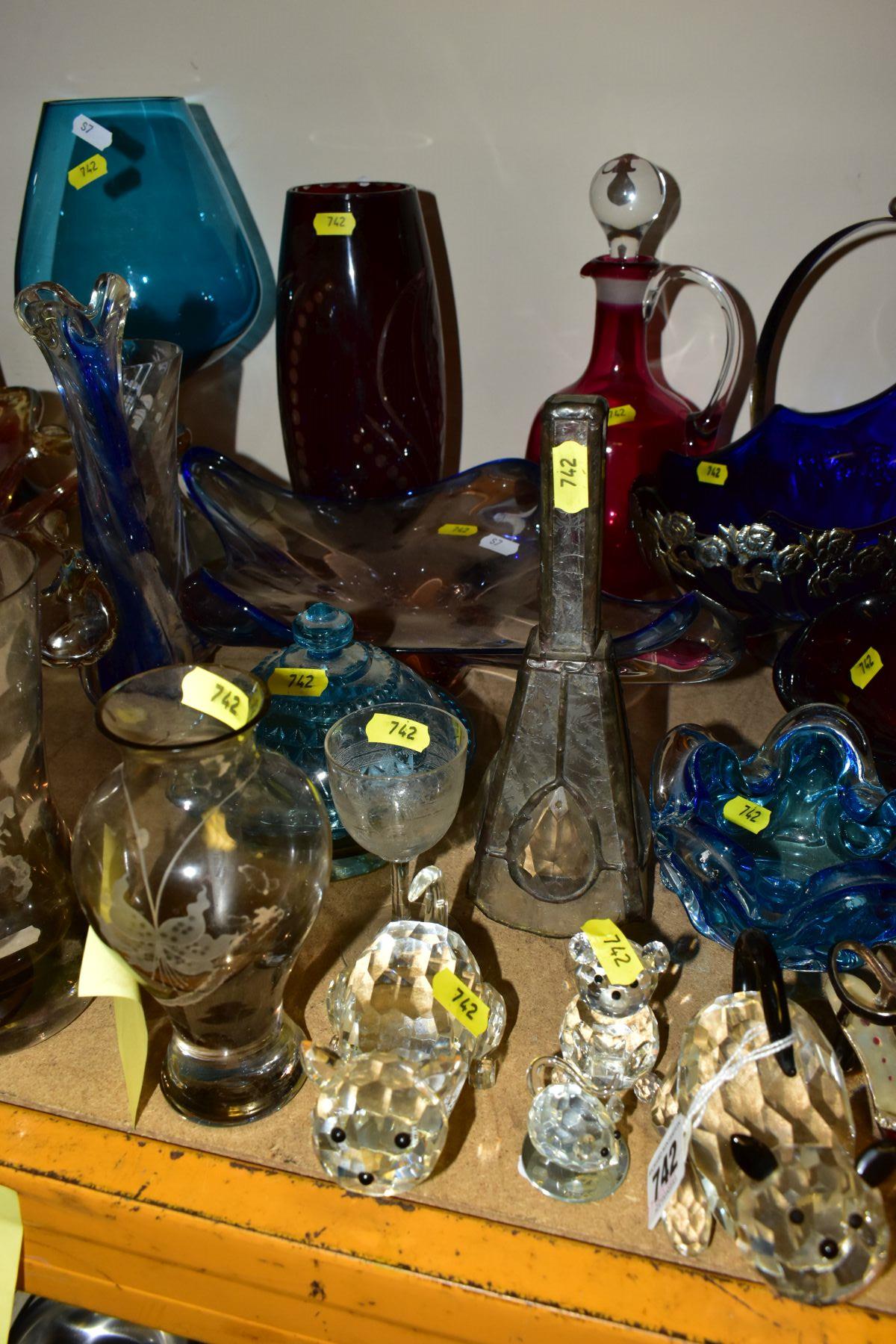 A LARGE COLLECTION OF COLOURED GLASS VASES INCLUDING TWO CAITHNESS VASES, ONE ETCHED WITH LILIES THE - Bild 4 aus 11