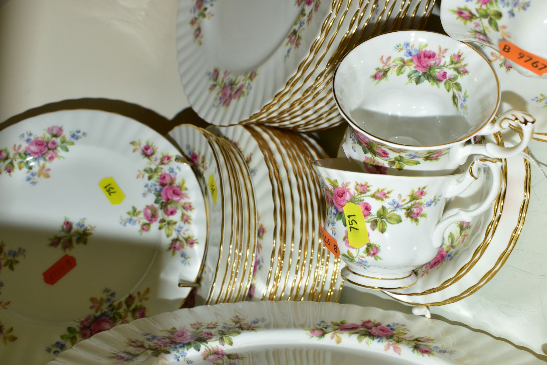 A ROYAL ALBERT 'MOSS ROSE' DESIGN PART DINNER SERVICE, consisting of five cups, six saucers, four - Bild 3 aus 4