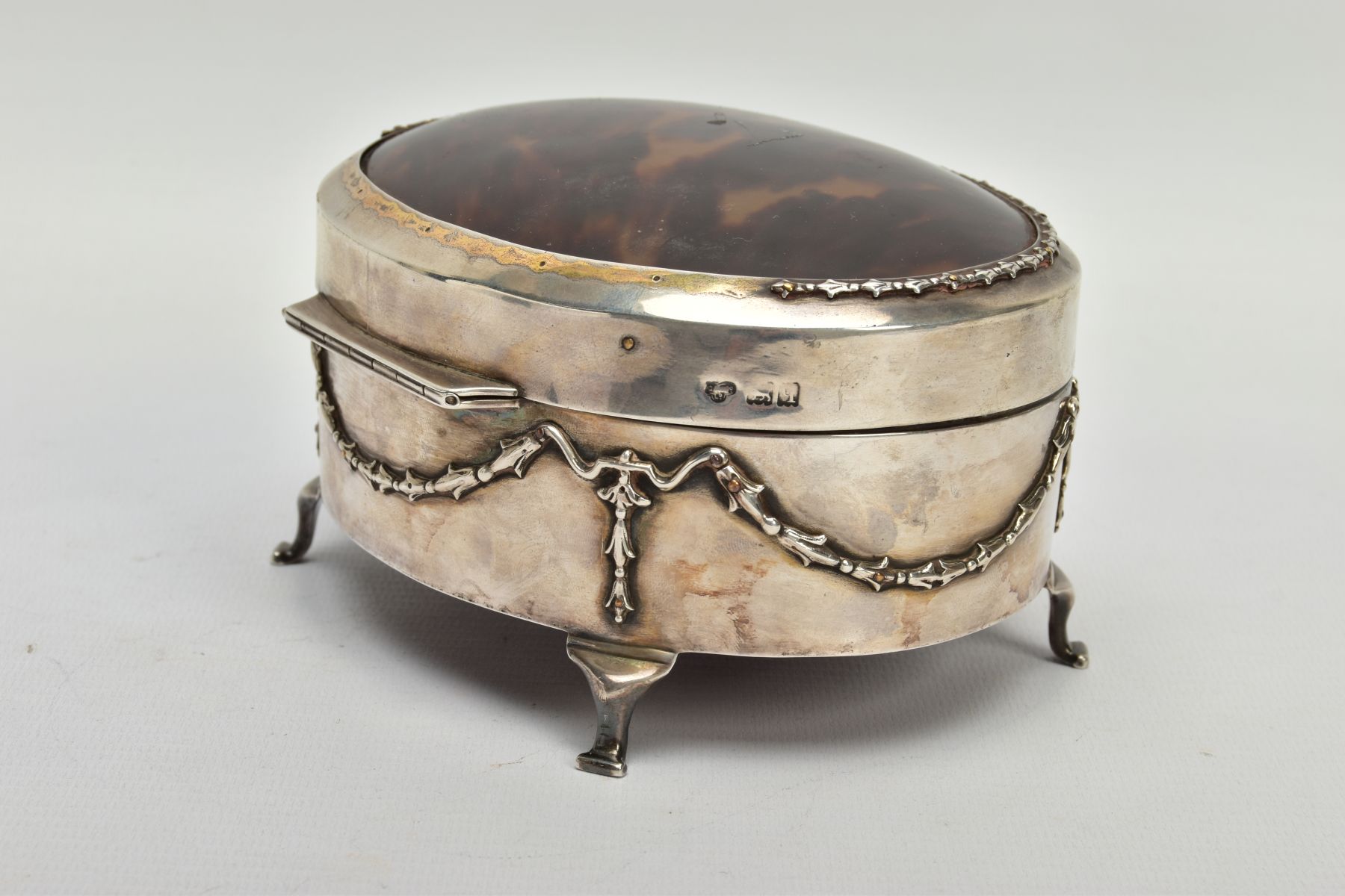 AN EARLY 20TH CENTURY SILVER AND TORTOISESHELL HINGED BOX, the oval trinket box with embossed - Bild 3 aus 8