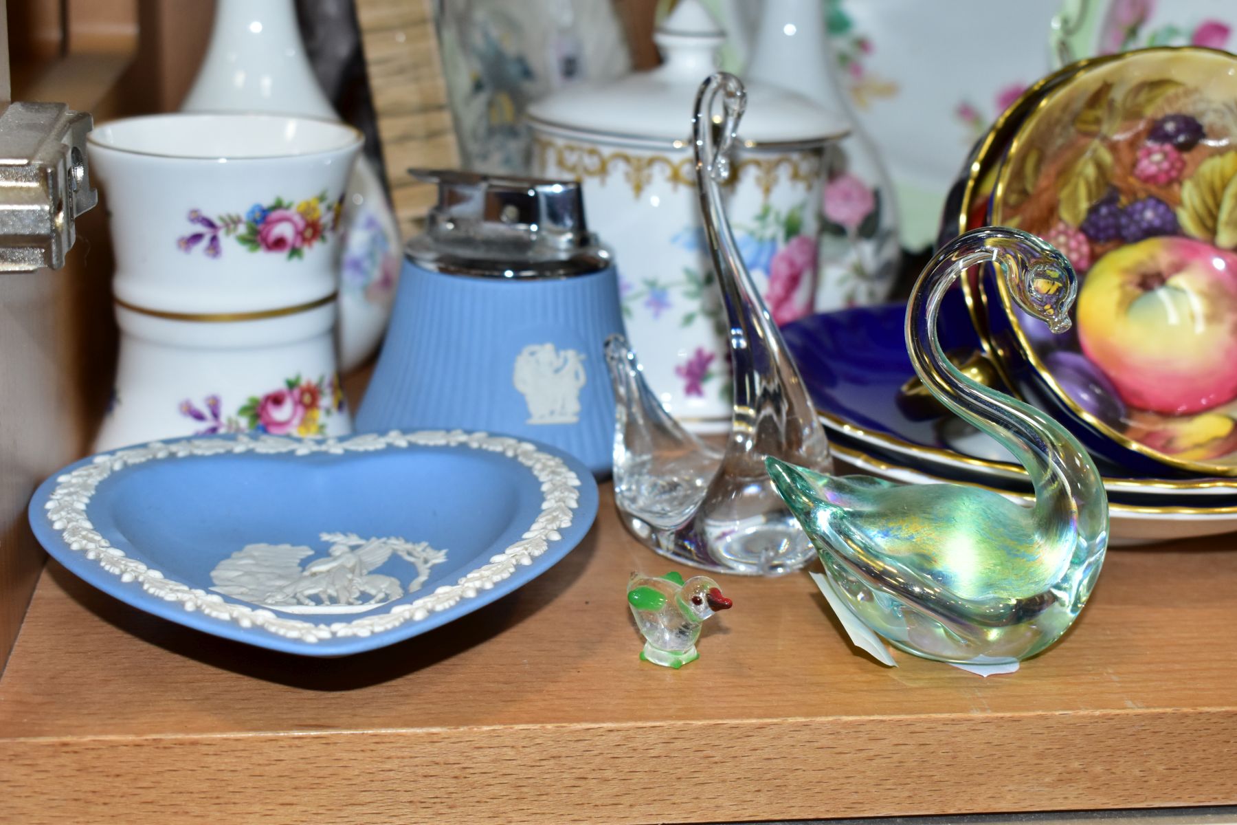 A GROUP OF CERAMICS AND GLASSWARES, to include a Beswick Johnny Town Mouse BP3a, four Royal Albert - Bild 9 aus 13