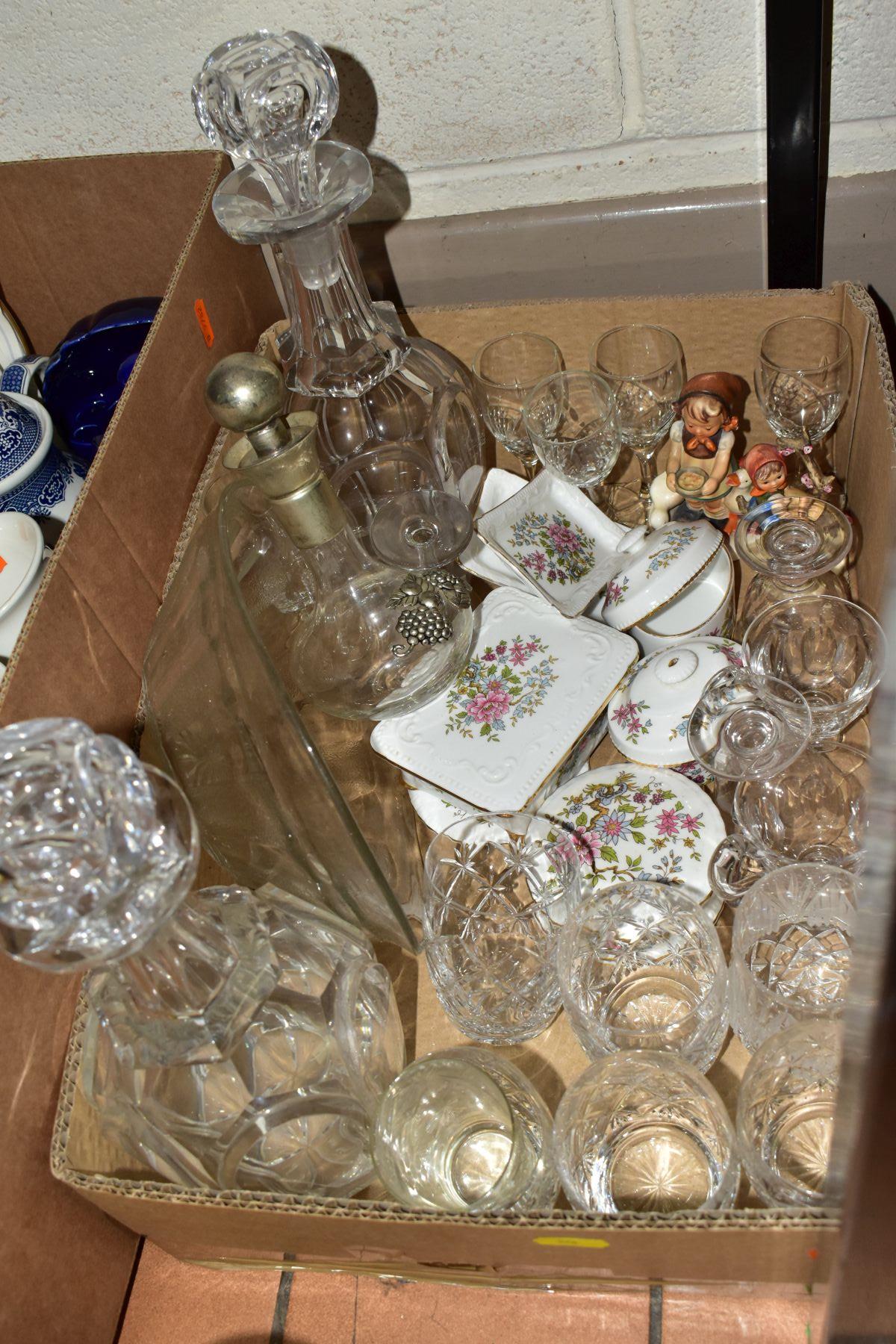 FOUR BOXES AND LOOSE CERAMICS AND GLASSWARES, to include over eighty pieces of Willow pattern tea - Bild 5 aus 6