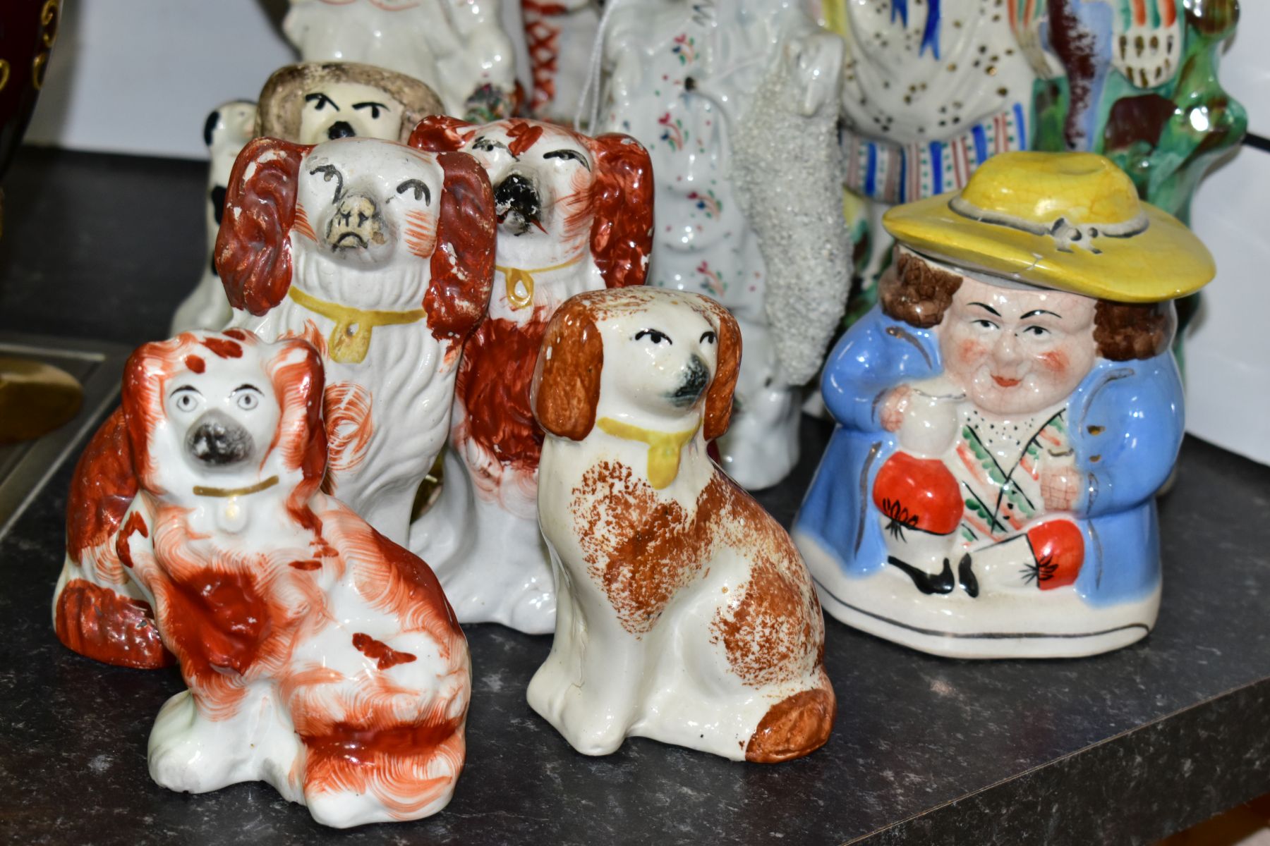 A GROUP OF STAFFORDSHIRE/STAFFORDSHIRE STYLE FLATBACK FIGURES AND SPANIELS, to include a spill - Bild 2 aus 5
