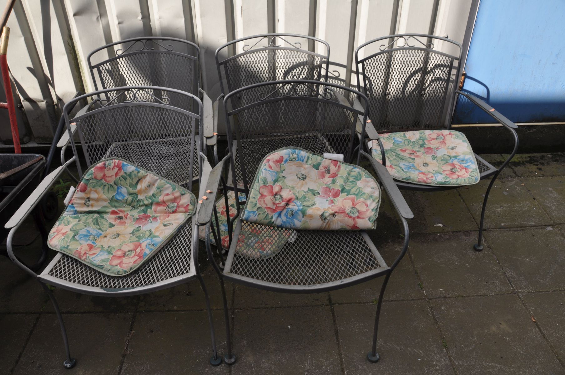 AN ALUMINIUM CIRCULAR GARDEN TABLE, 90cm x height 72cm and four matching armchairs (5) (condition:- - Image 2 of 2