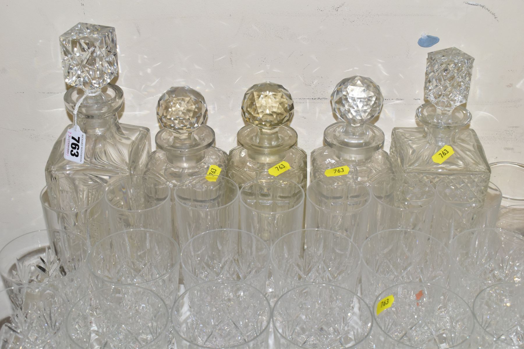 A LARGE COLLECTION OF DRINKING GLASSES, FIVE DECANTERS, A BOXED SET OF ROYAL SEFTON CRYSTAL WINE - Bild 2 aus 7
