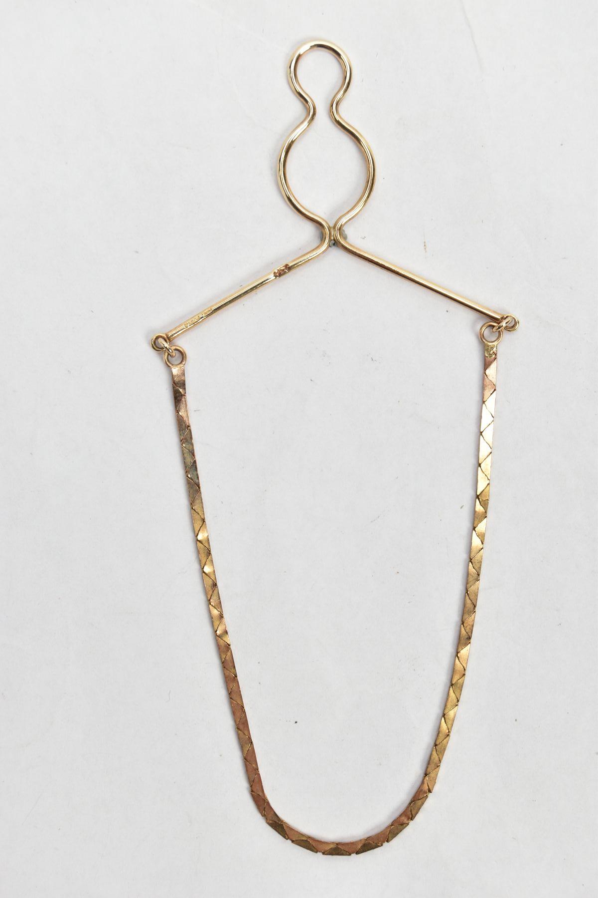 A GENTS 9CT GOLD TIE CHAIN, a yellow gold button loop fitted with a flat triangle link chain, - Bild 2 aus 2