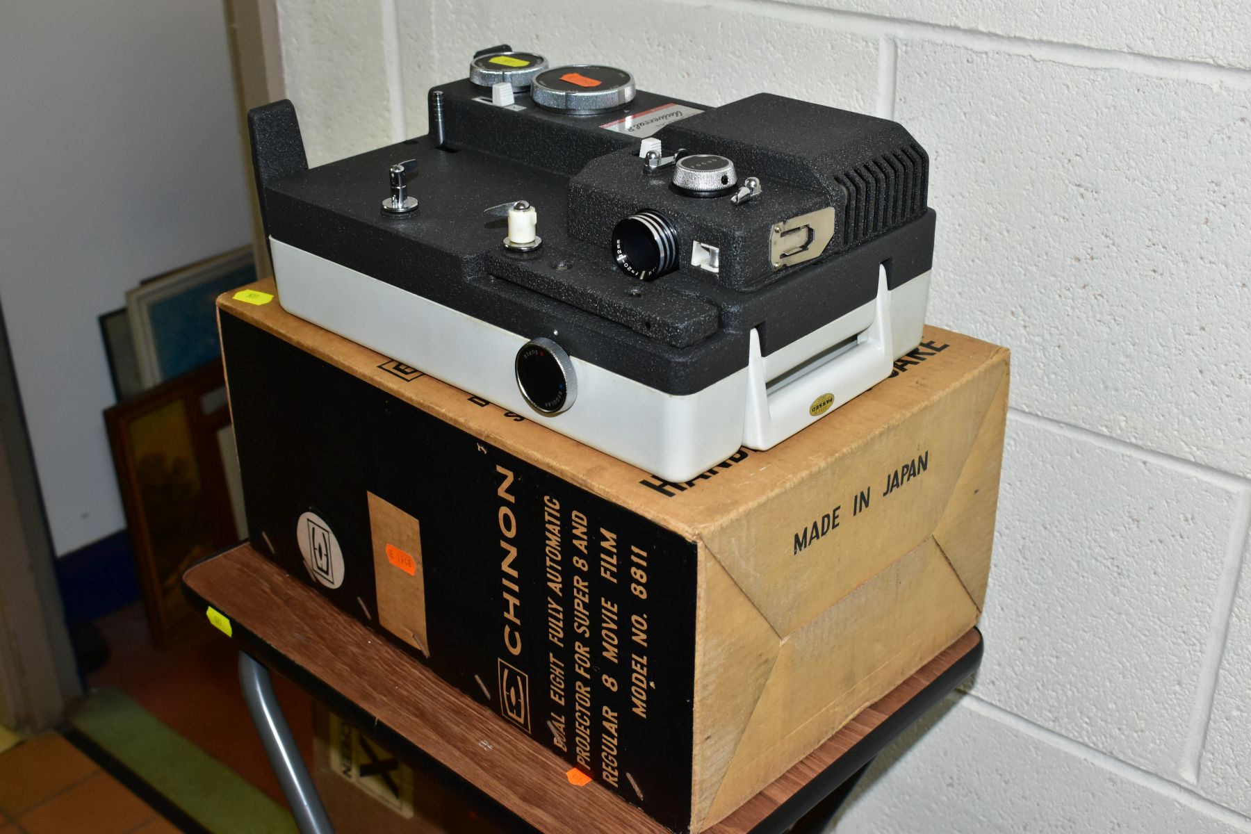 A BOX AND LOOSE FILM PROJECTOR, STAND, SCREEN, RECORD PLAYER, PHOTOGRAPHIC AND OPTICAL EQUIPMENT, to - Bild 2 aus 6