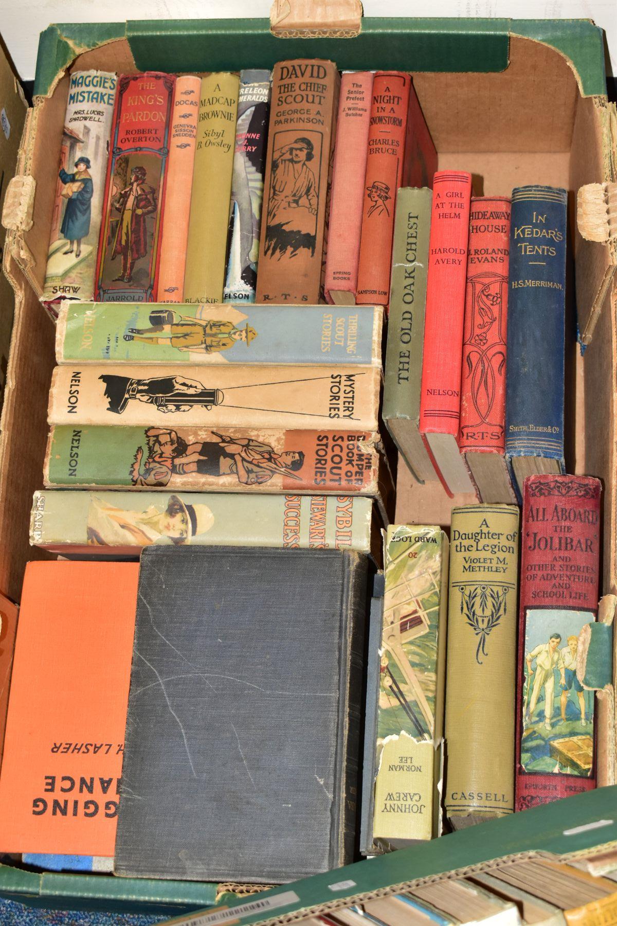 OVER ONE HUNDRED BOOKS OF VARYING INTEREST including Robinsin Crusoe, a 1949 edition of Boys - Bild 6 aus 6