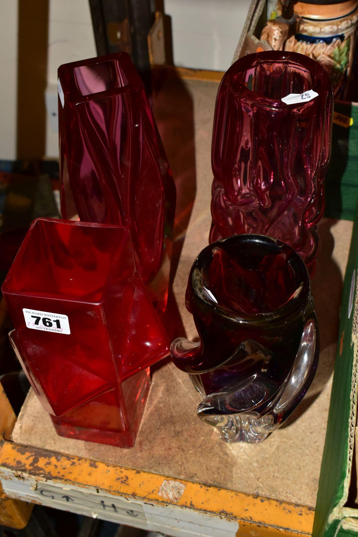 FOUR PIECES OF LATE 20TH CENTURY STUDIO GLASS, comprising a Pavel Hlava 'dragon' vase for Crystalex, - Bild 2 aus 6