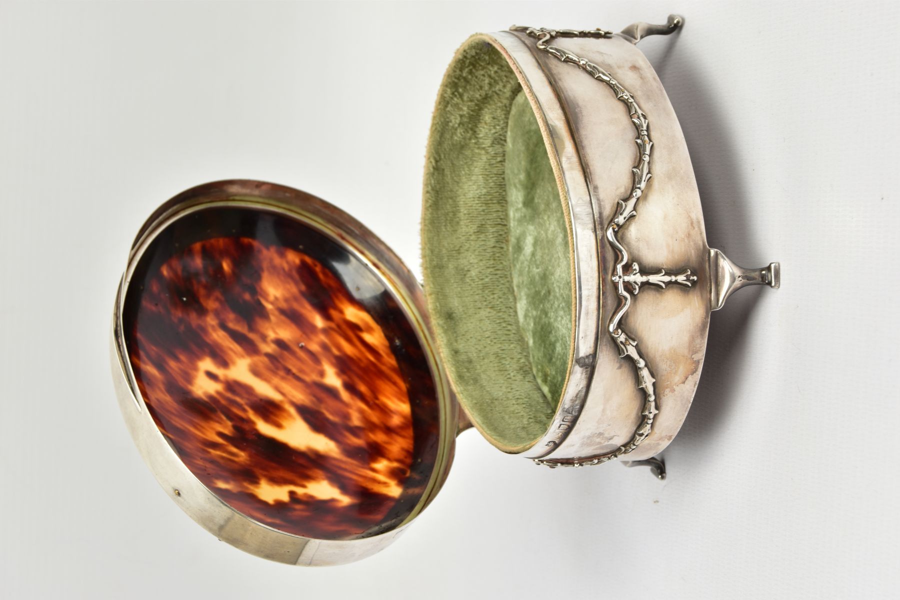 AN EARLY 20TH CENTURY SILVER AND TORTOISESHELL HINGED BOX, the oval trinket box with embossed - Bild 2 aus 8