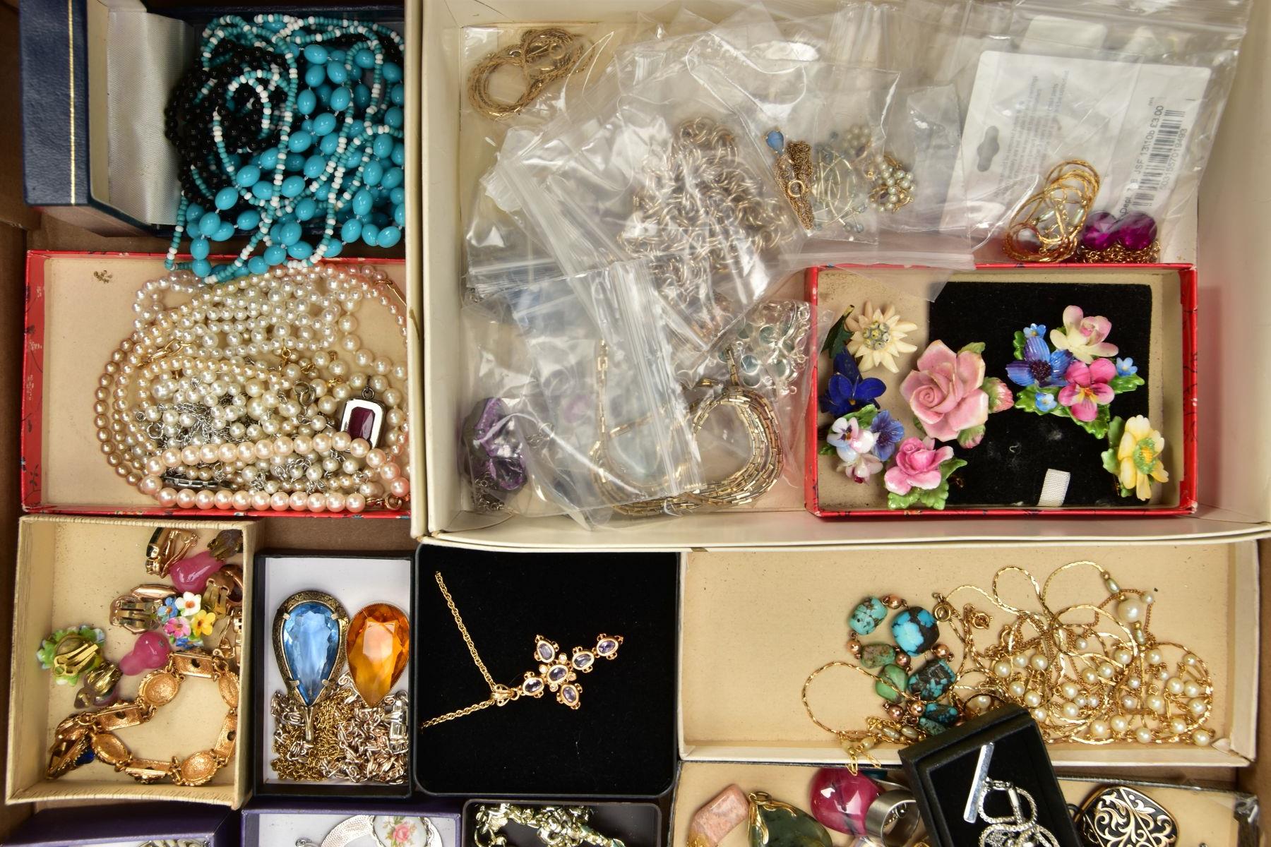 TWO BOXES OF ASSORTED COSTUME JEWELLERY, to include pieces such as yellow and white metal costume - Bild 4 aus 7