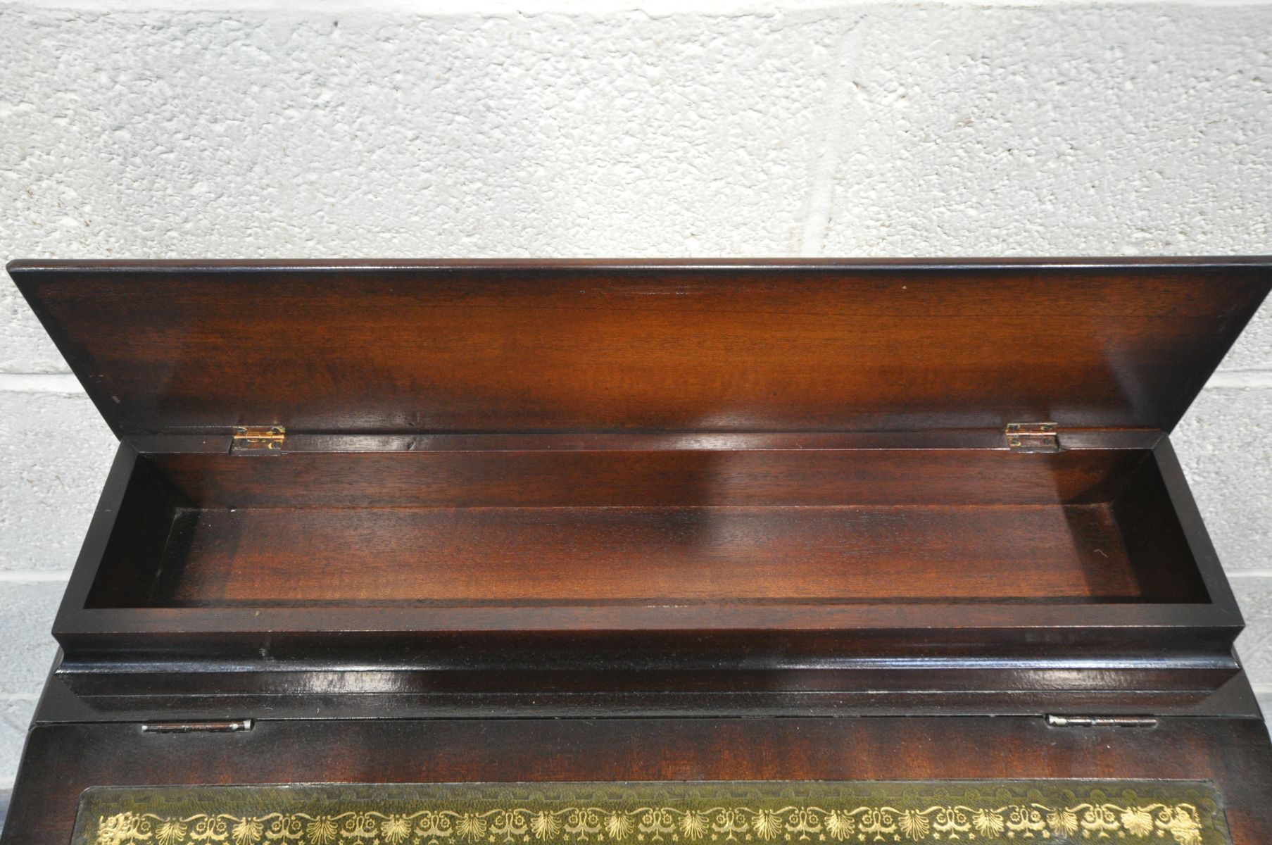 A REPRODUCITON MAHOGANY DAVENPORT, with raised back, a green tooled leather inlay, on turned - Bild 2 aus 4