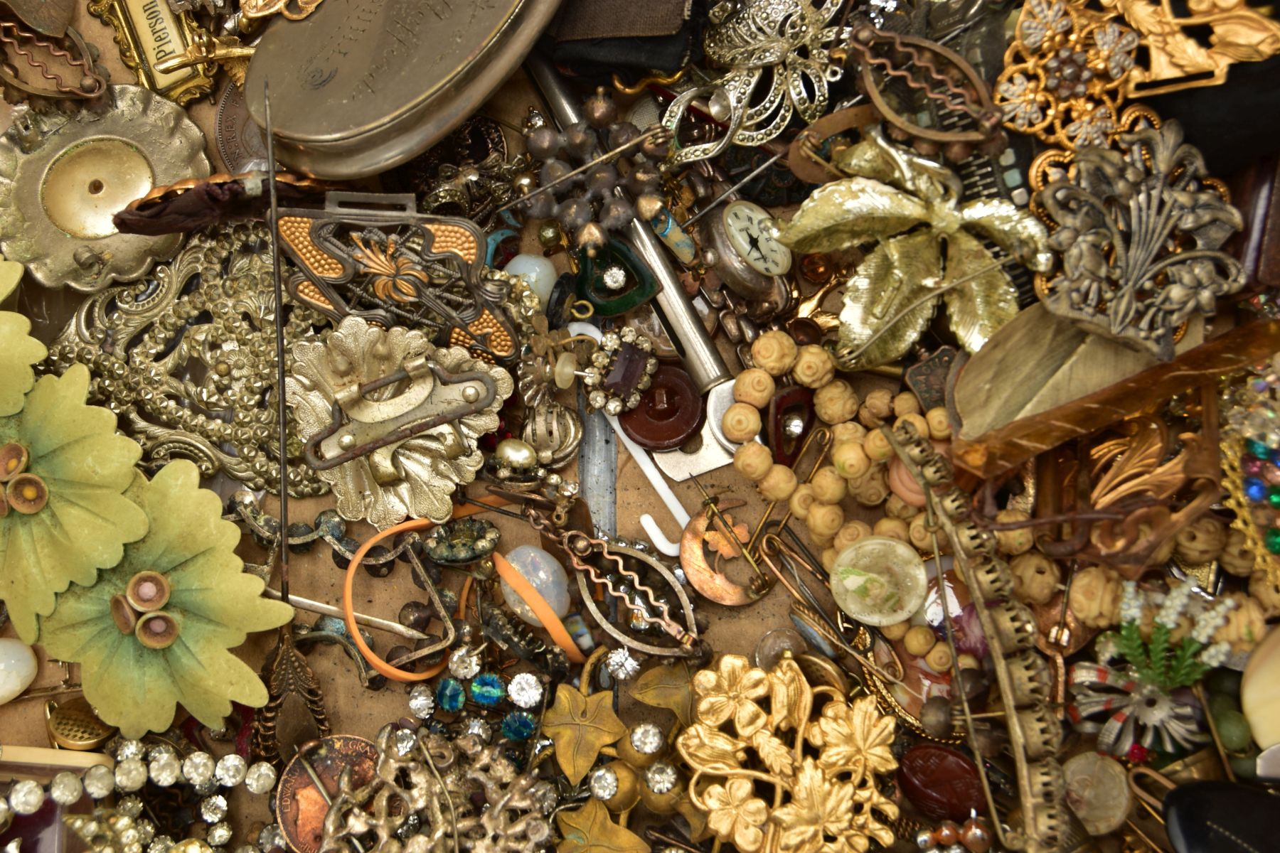 A BOX OF EARLY TO MID 20TH CENTURY BELT BUCKLES, BROOCHES AND OTHER ITEMS, to include a boxed - Bild 4 aus 5