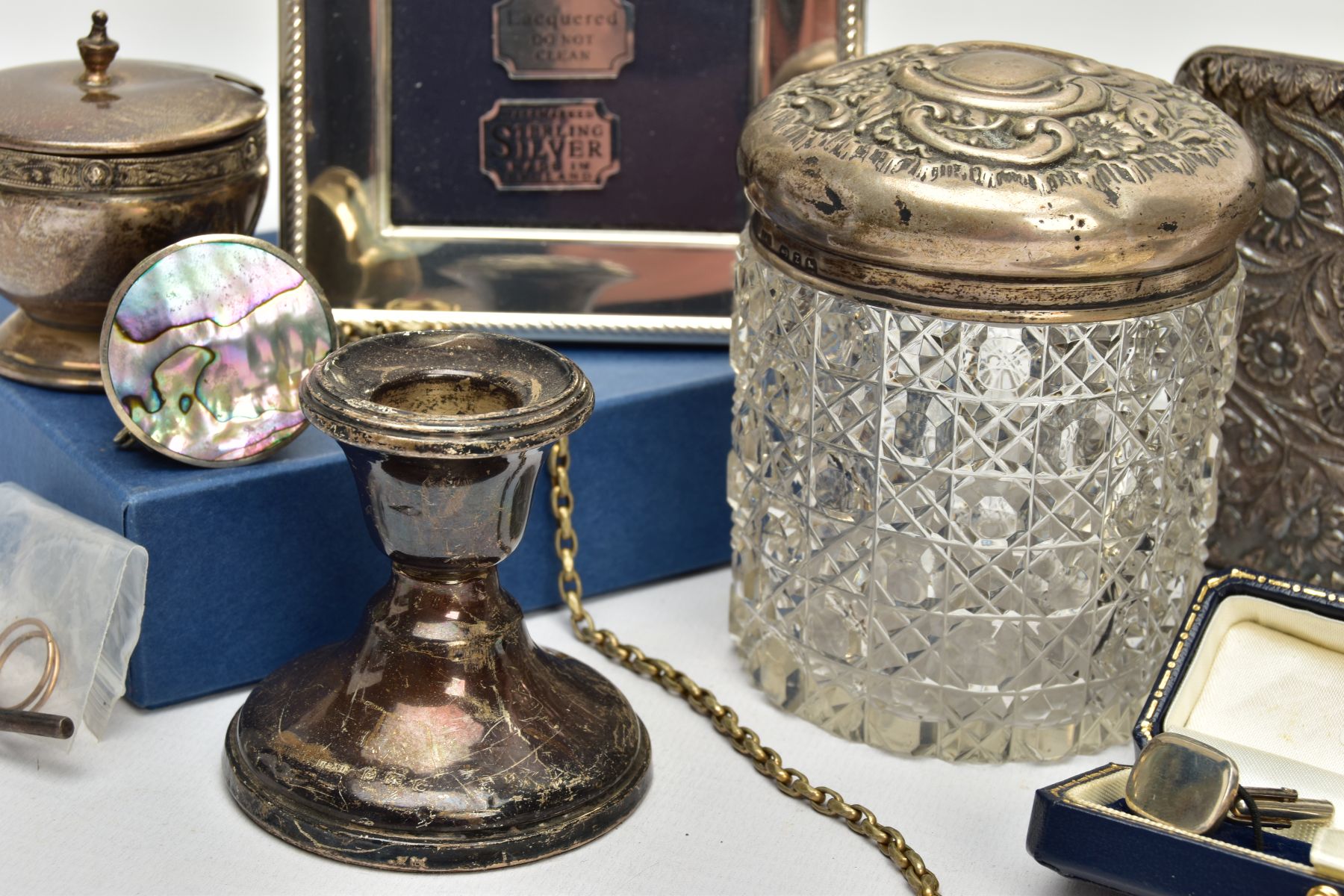 A SELECTION OF SILVER AND WHITE METAL ITEMS, to include a cut glass and silver embossed lidded - Bild 4 aus 7