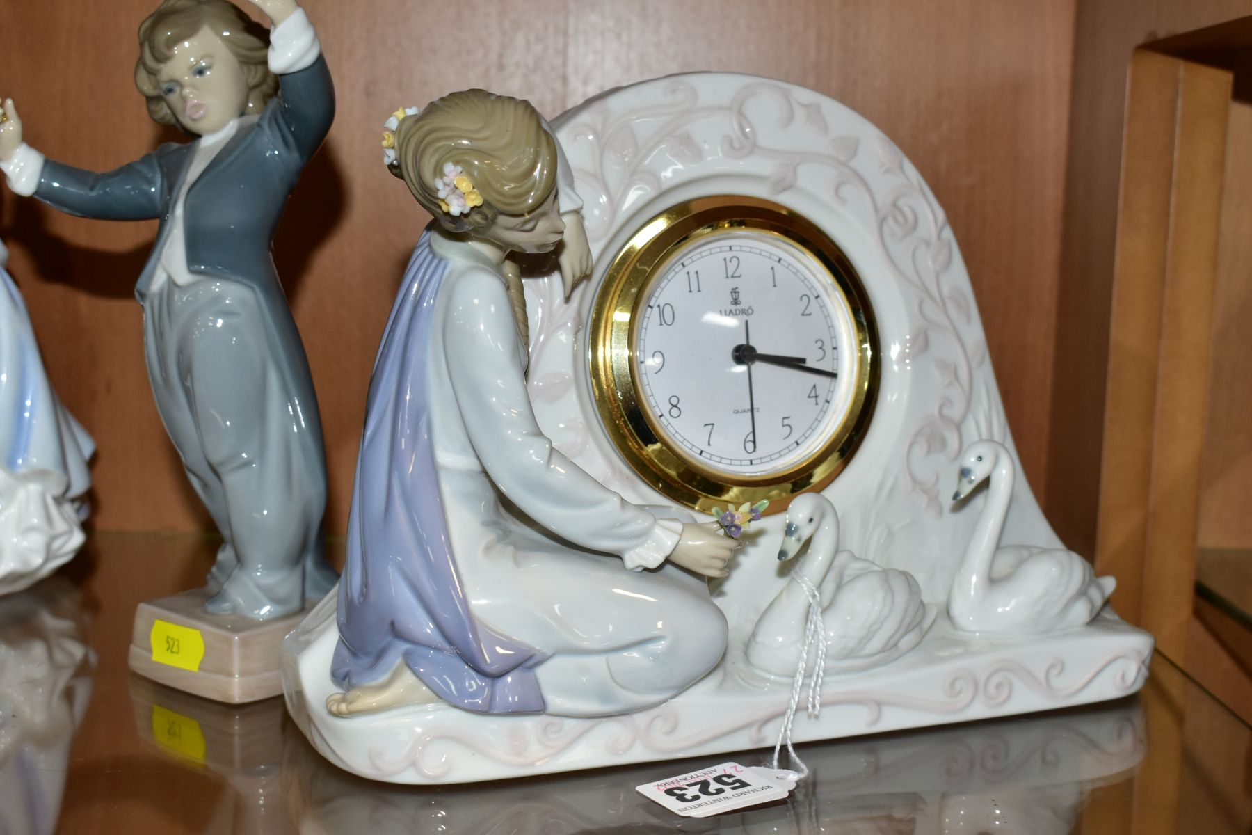 BOXED LLADRO CLOCK AND FIGURINE, comprising a Swan Clock 5777, height 18cm x width 26cm x depth 9cm, - Bild 4 aus 7