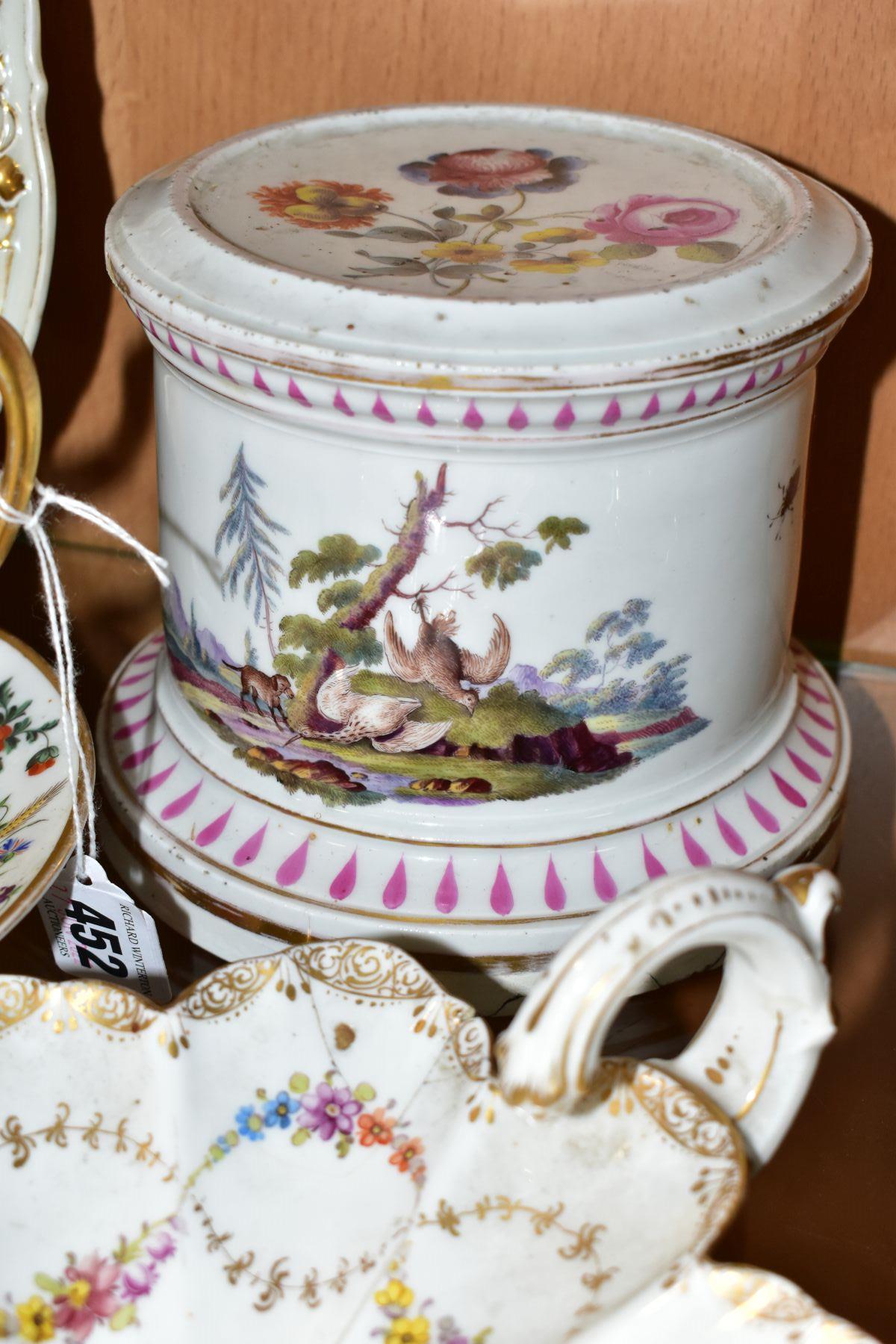 A SMALL GROUP OF 19TH AND EARLY 20TH CENTURY CONTINENTAL PORCELAIN, comprising a 19th century twin - Bild 6 aus 12