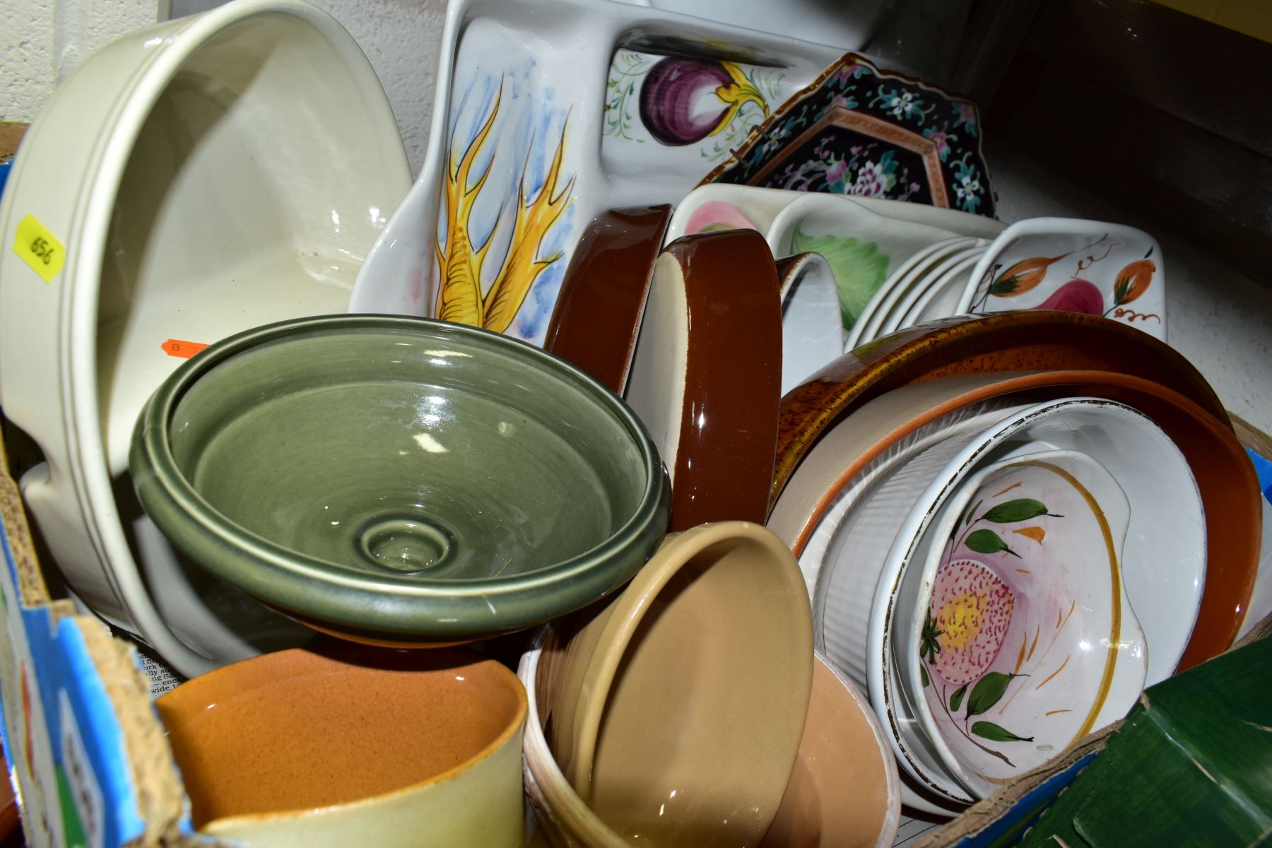 FOUR BOXES INCLUDING SPANISH STYLE EARTHERNWARE, SERVING DISHES, eight ornate frames 21cm x 13cm, - Bild 3 aus 6