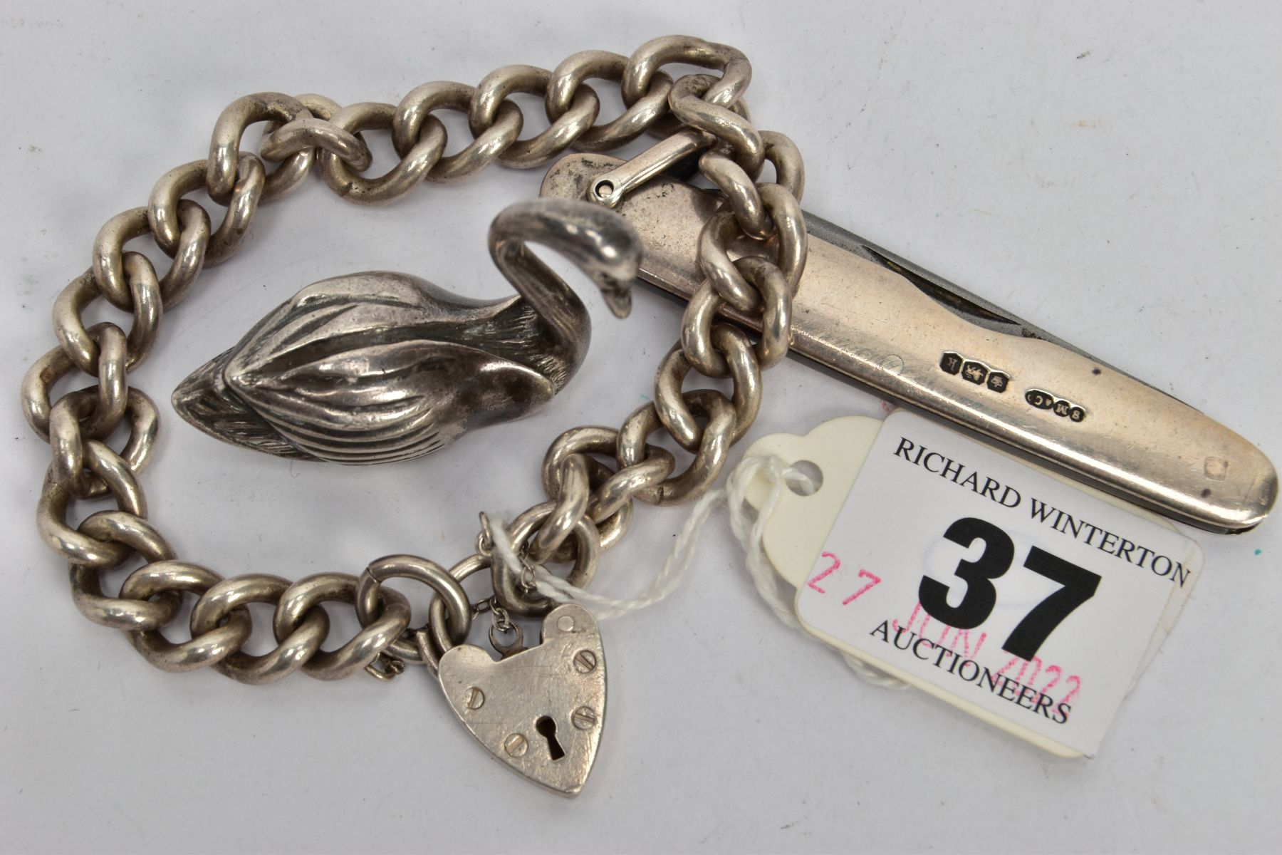 A SILVER BRACELET, FRUIT KNIFE AND A SWAN FIGURINE, curb link bracelet fitted with a heart padlock - Bild 2 aus 3