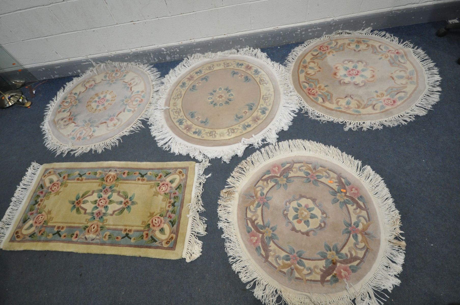 FOUR CIRCULAR WOOLEN RUGS, all various patterns and a rectangular woollen rug (condition - in need - Bild 2 aus 5