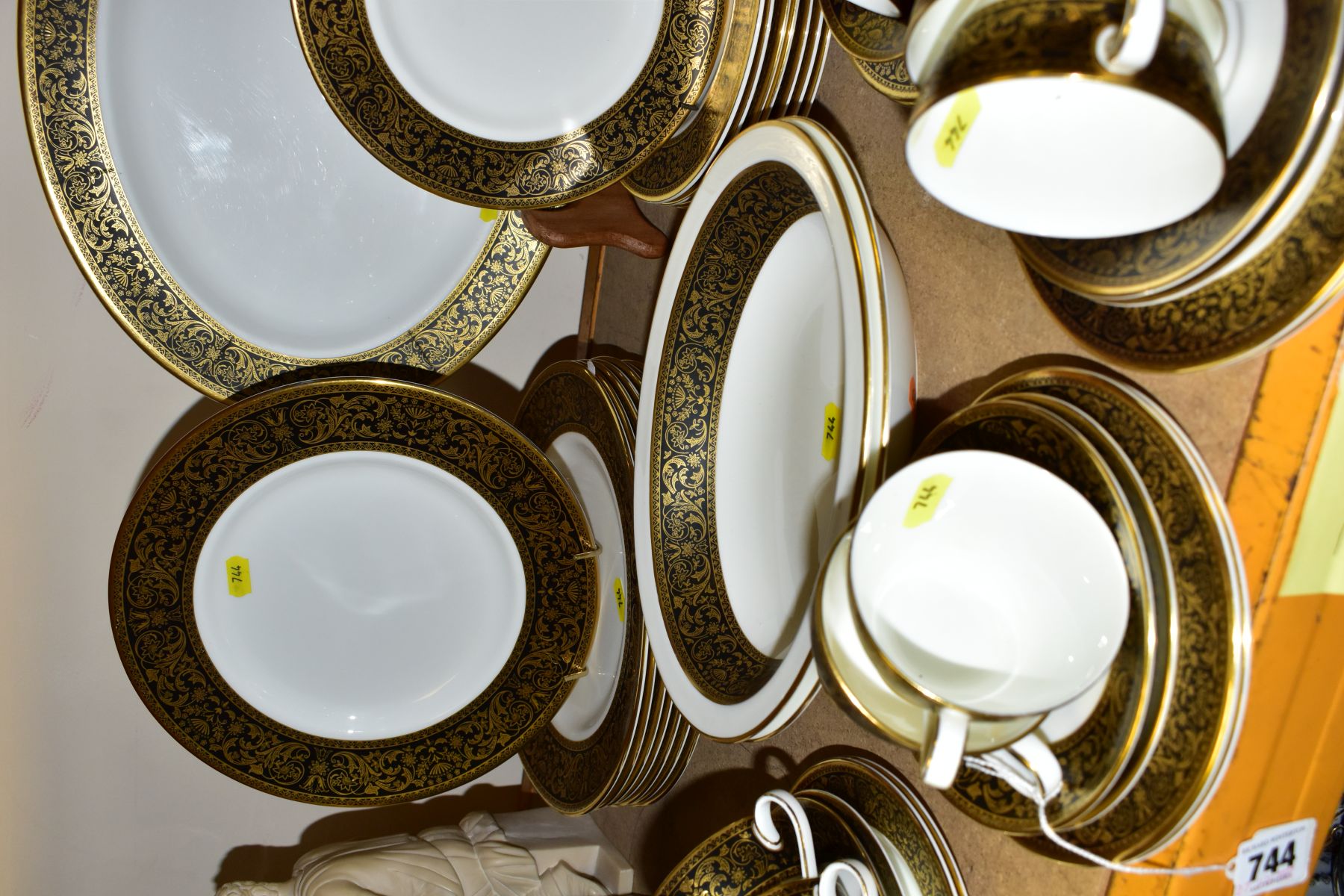 A MINTON 'GRANDEE' FORTY THREE PIECE DINNER SET INCLUDING eight of each dinner plates, side - Bild 4 aus 4