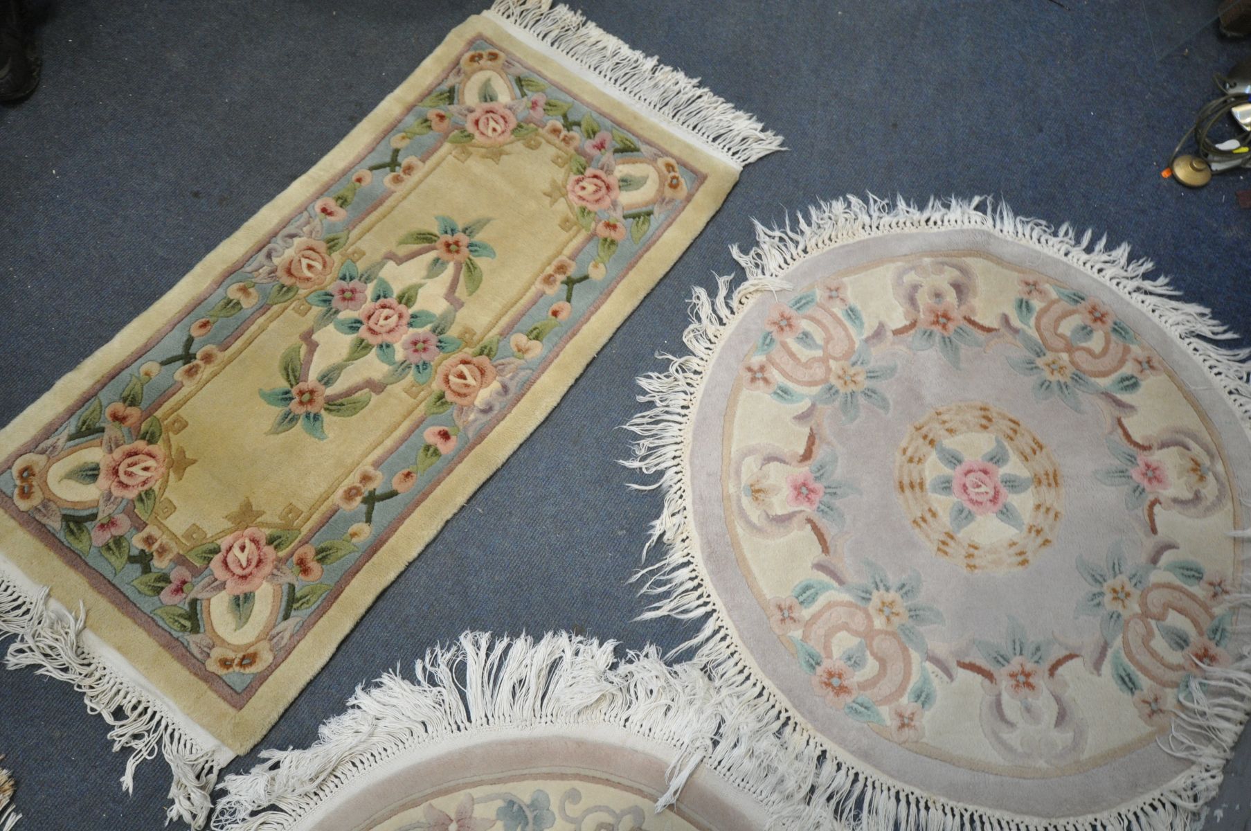 FOUR CIRCULAR WOOLEN RUGS, all various patterns and a rectangular woollen rug (condition - in need - Bild 5 aus 5