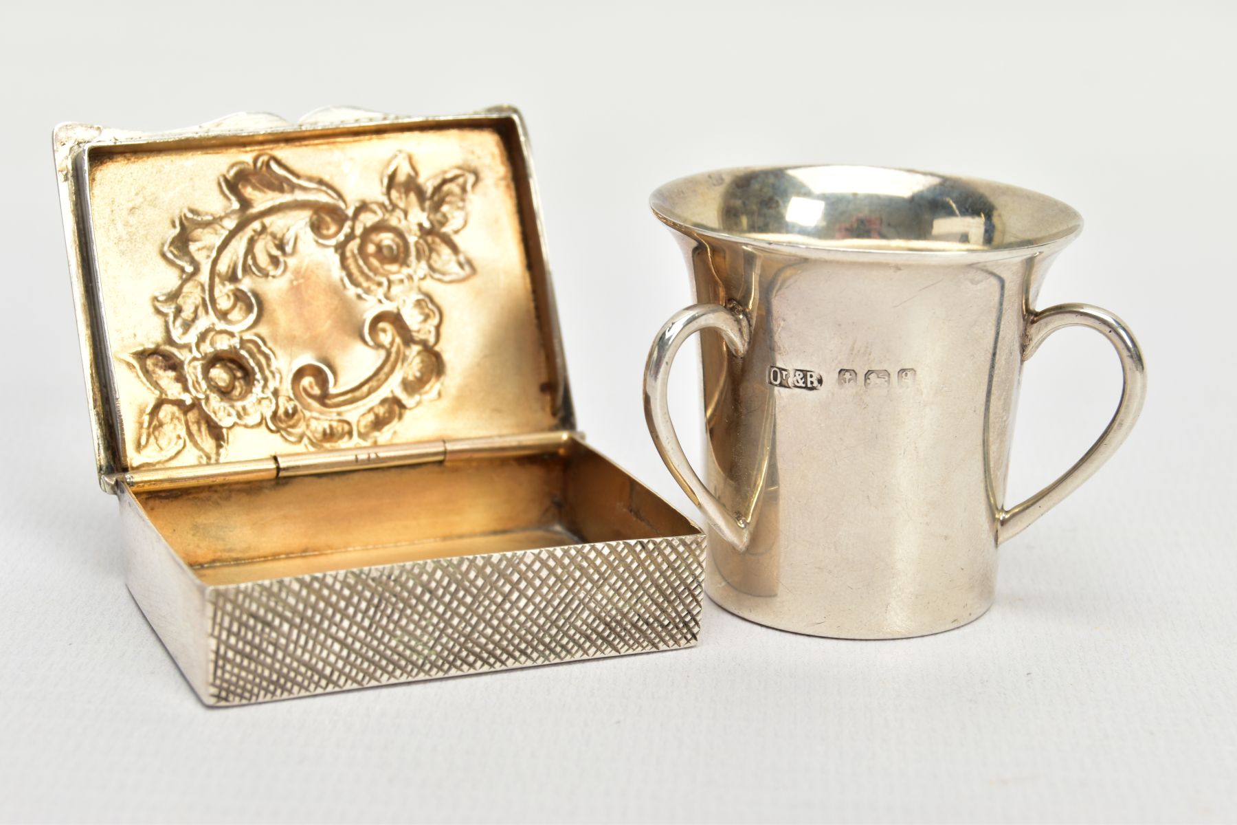 A LATE VICTORIAN SILVER SNUFF BOX AND A LATE VICTORIAN THREE HANDLED CUP, the first of rectangular- - Bild 2 aus 4