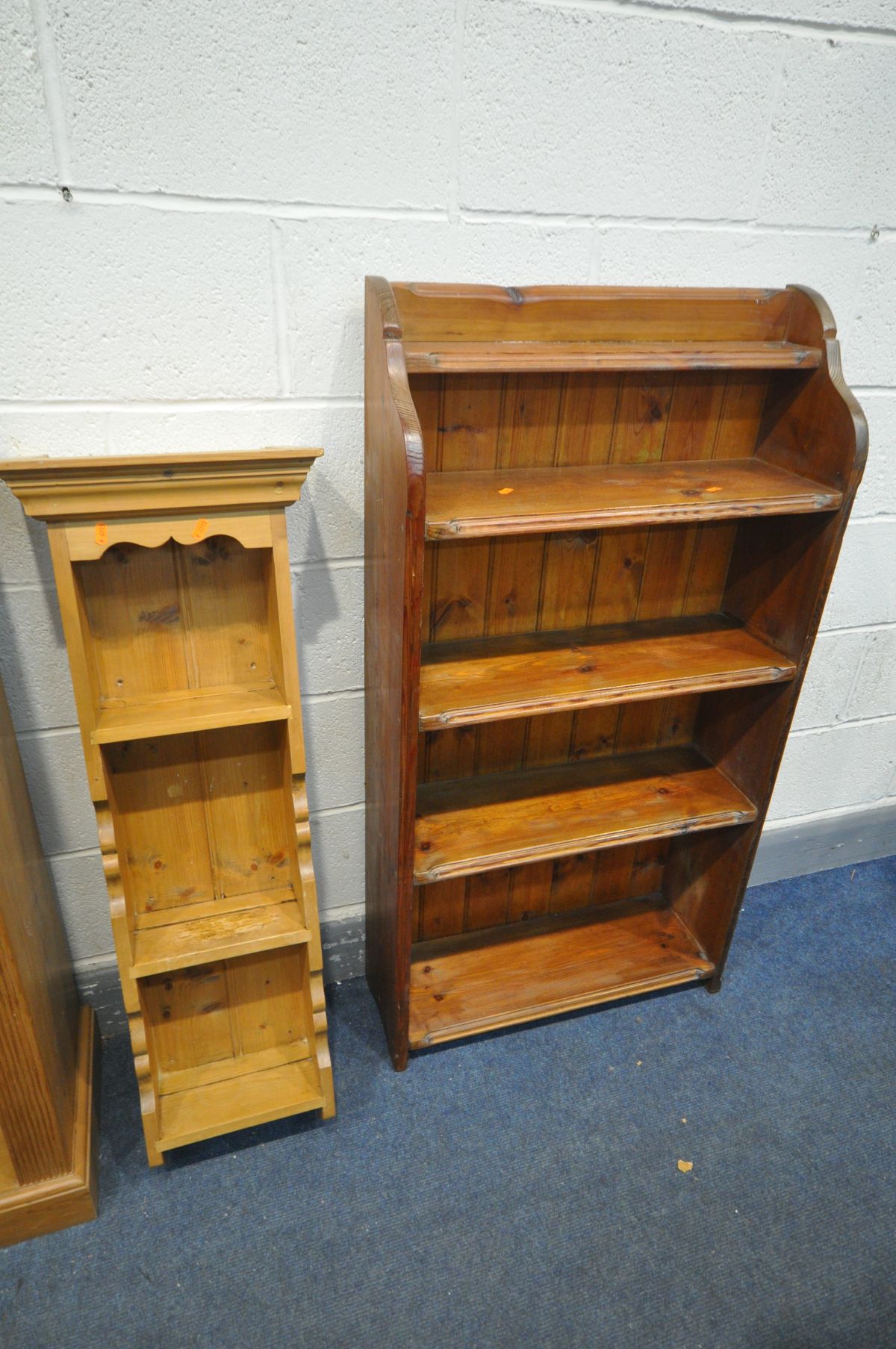 A PINE OPEN BOOKCASE with two adjustable shelves, width 76cm x depth 33cm x height 107cm, a pitch - Bild 3 aus 3