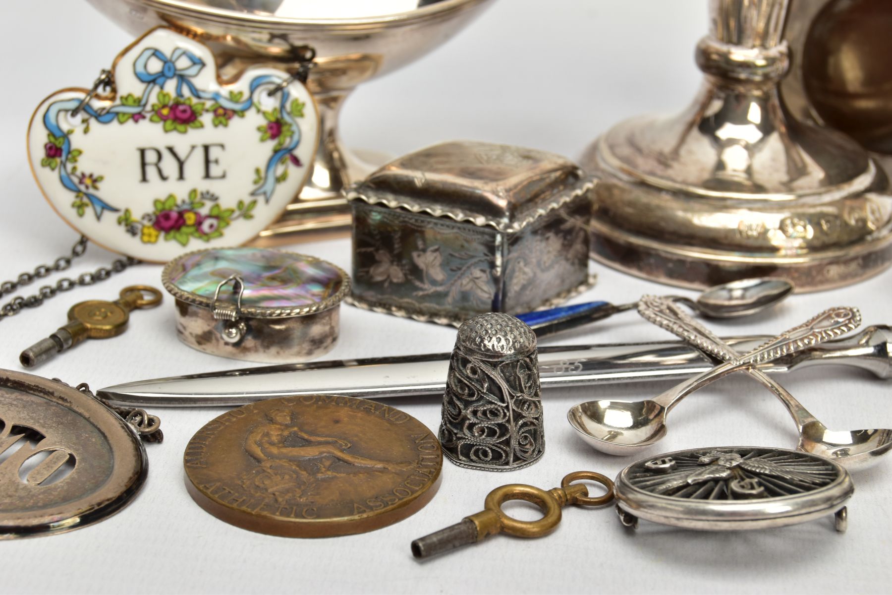 A BOX OF ASSORTED SILVER AND WHITE METAL ITEMS, to include a set of silver salts, hallmarked 'Thomas - Bild 4 aus 9