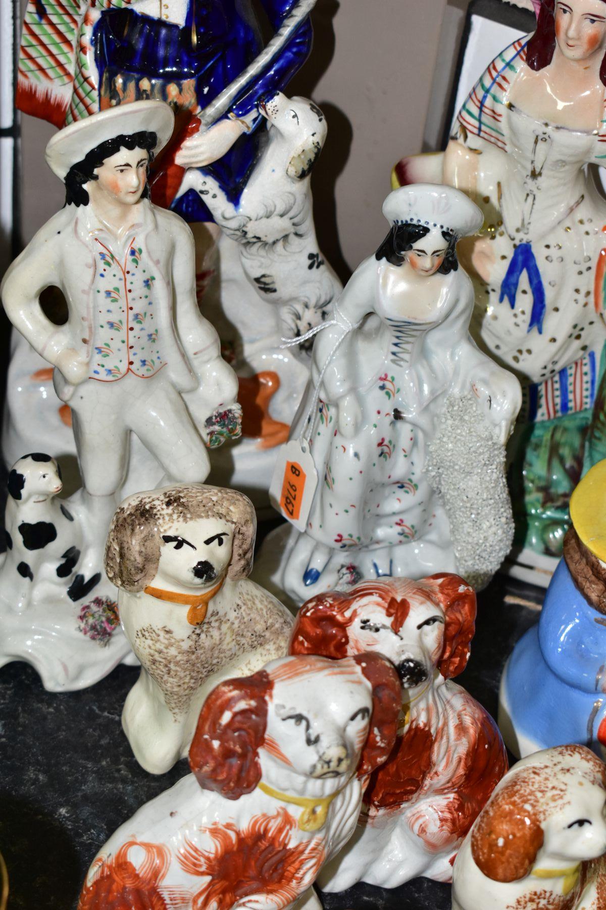 A GROUP OF STAFFORDSHIRE/STAFFORDSHIRE STYLE FLATBACK FIGURES AND SPANIELS, to include a spill - Bild 3 aus 5