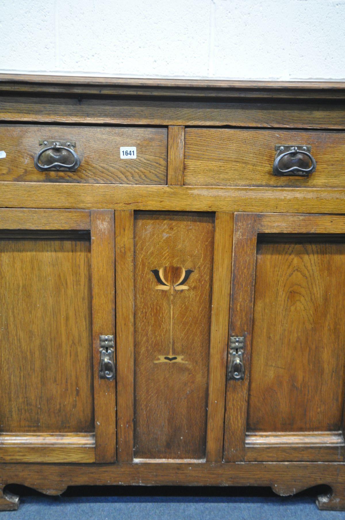 AN ARTS AND CRAFTS OAK SIDEBOARD, with two drawers over double cupboard doors, width 121cm x depth - Bild 5 aus 5