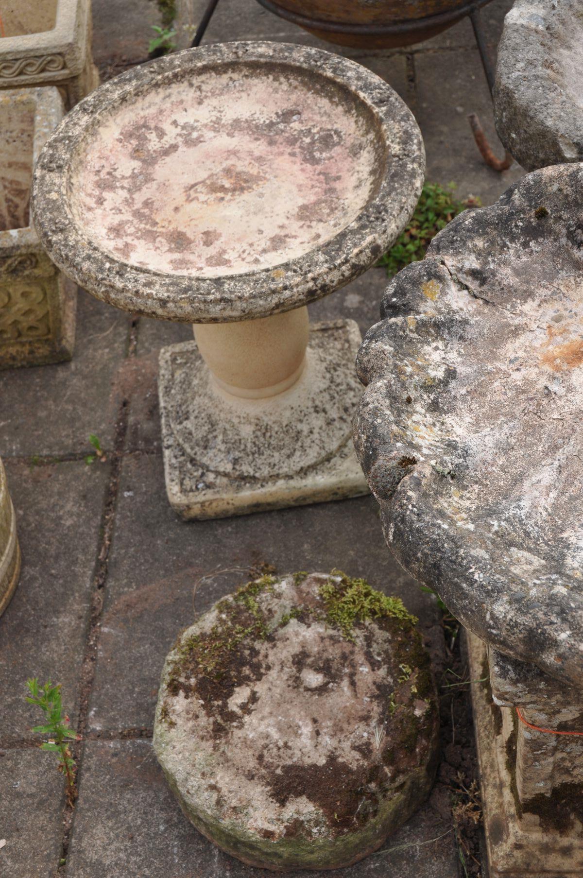 A COMPOSITE SHELL SHAPED BIRD BATH, on a separate spiralling base, height 76cm (condition:-missing - Bild 3 aus 3