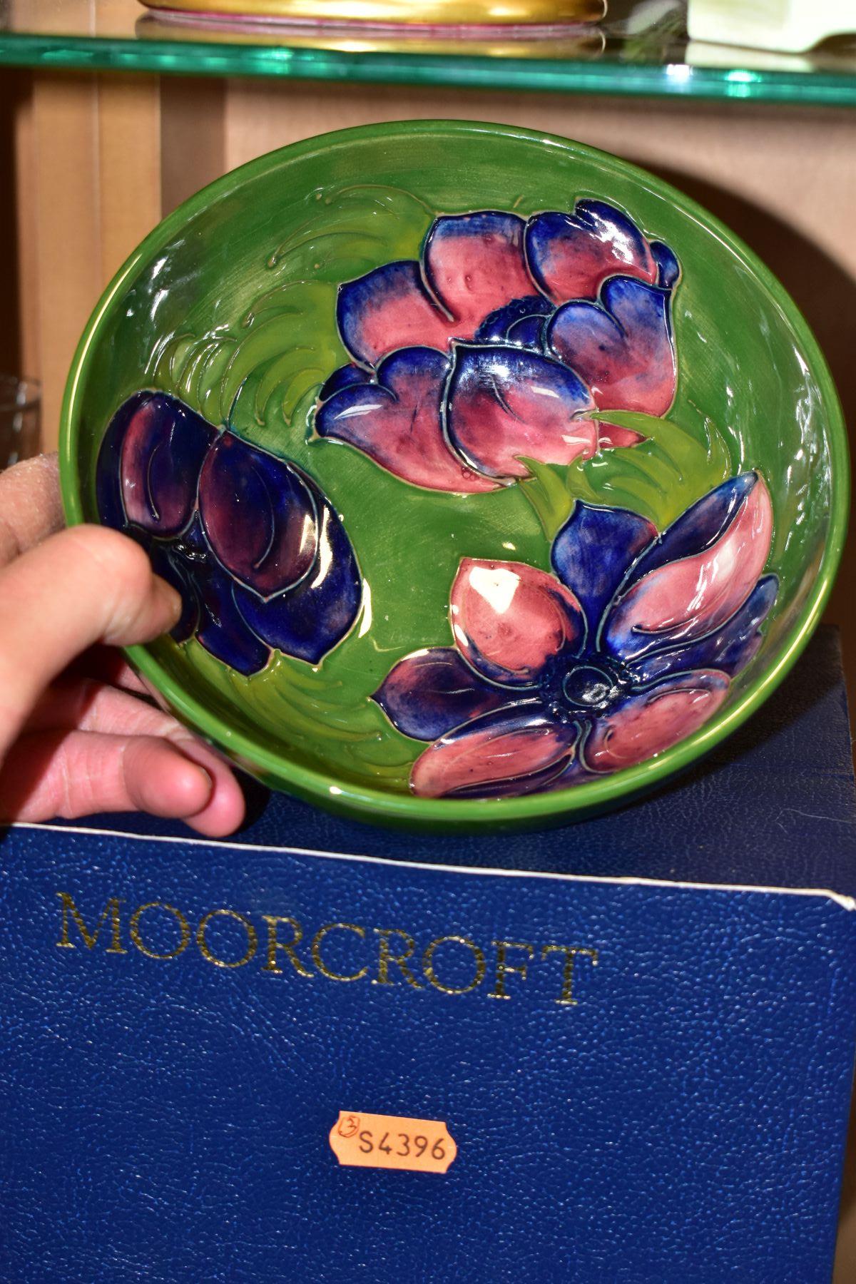 A BOXED MOORCROFT ANENOME BOWL, with tubelined pink and purple anemones on a green/blue ground, - Bild 3 aus 4